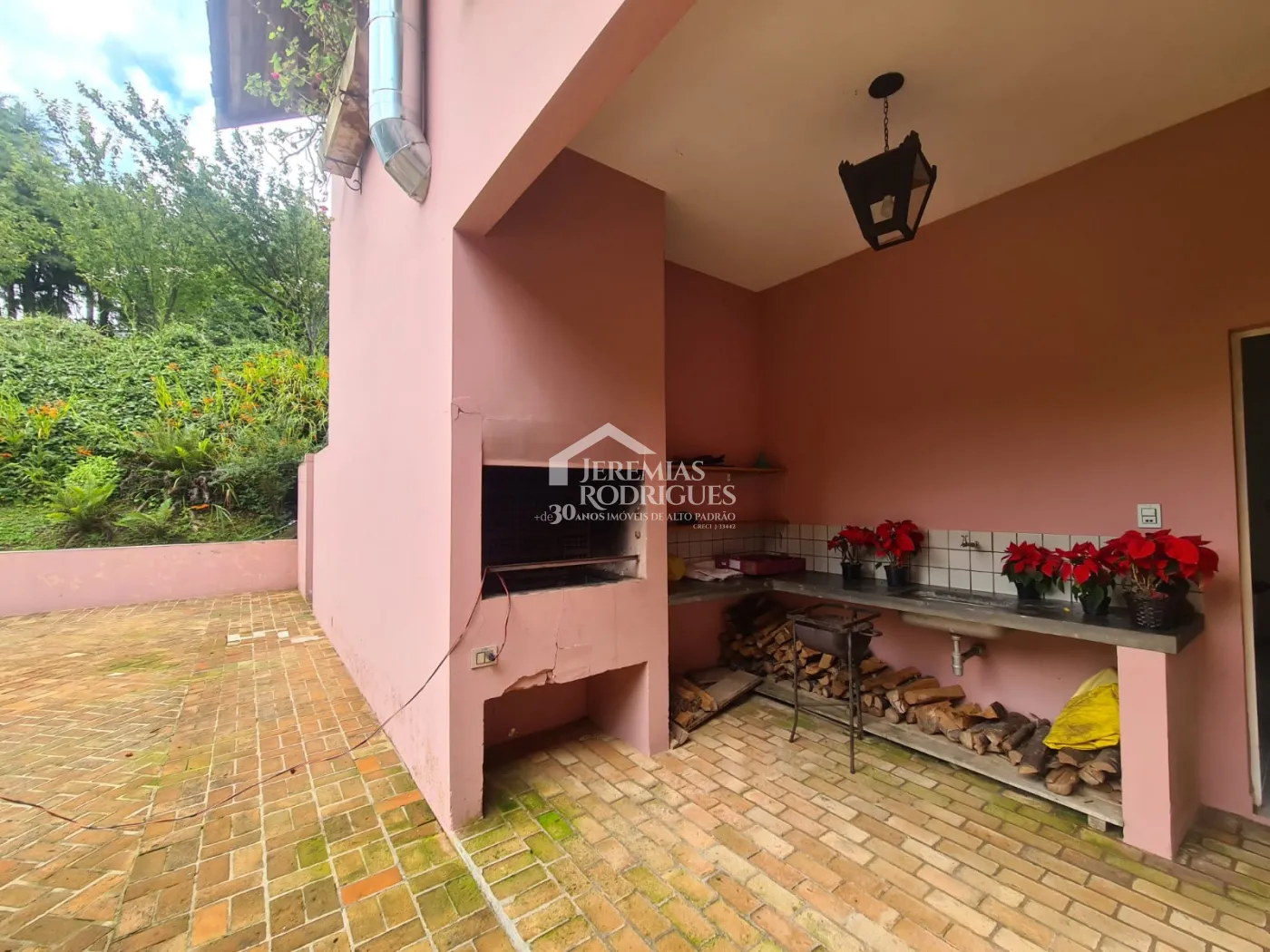 Casa à venda com 4 suítes no bairro Descansópolis em Campos do Jordão/SP.