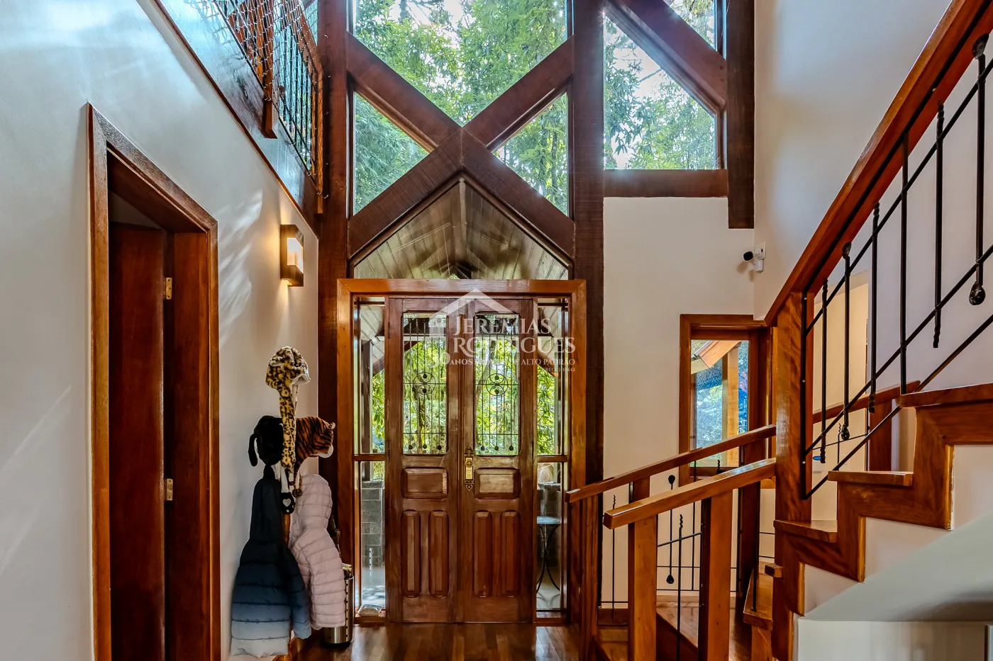 Casa à venda com 3 suítes no Condomínio Reserva Figueiredo em Campos do Jordão/SP.