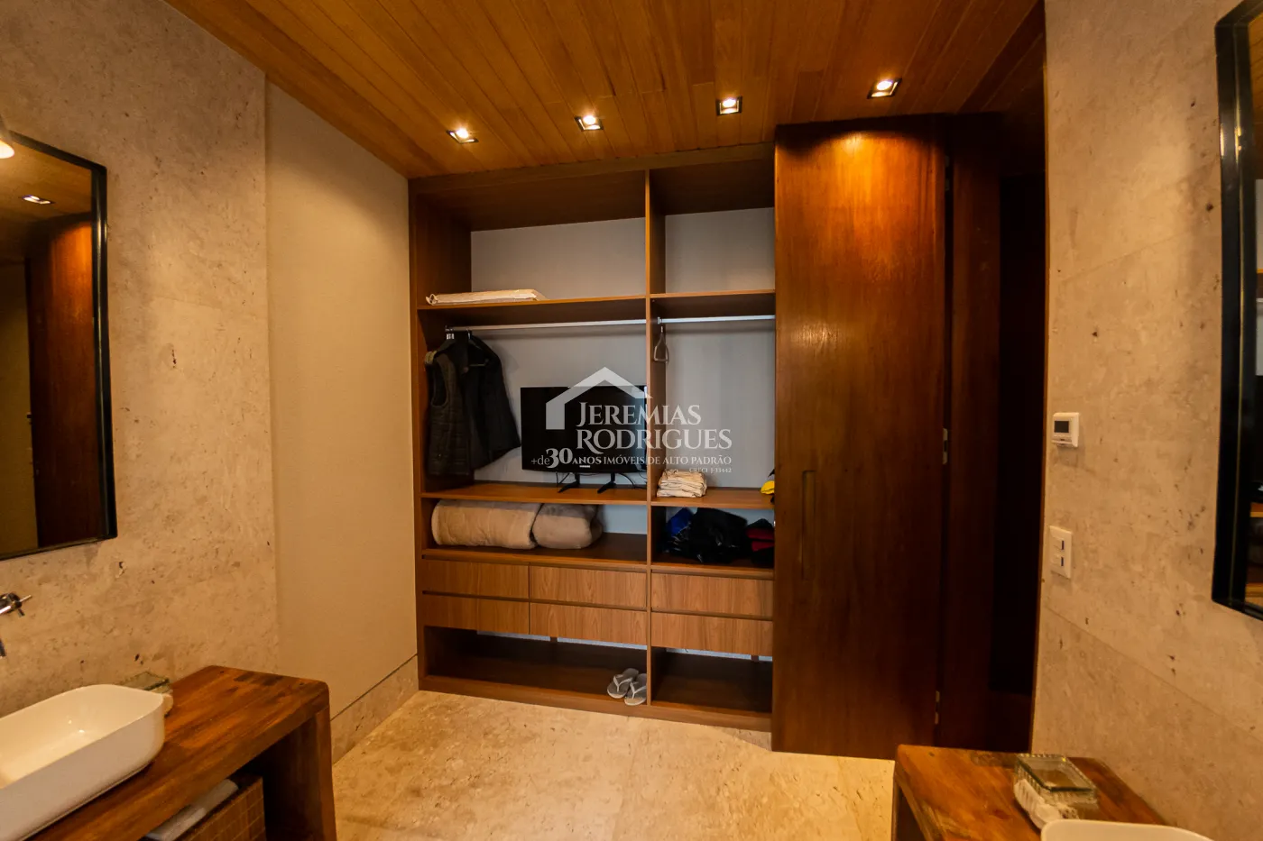 Casa com 5 quartos, 560 m²- Colinas Capivari - Campos do Jordão/SP