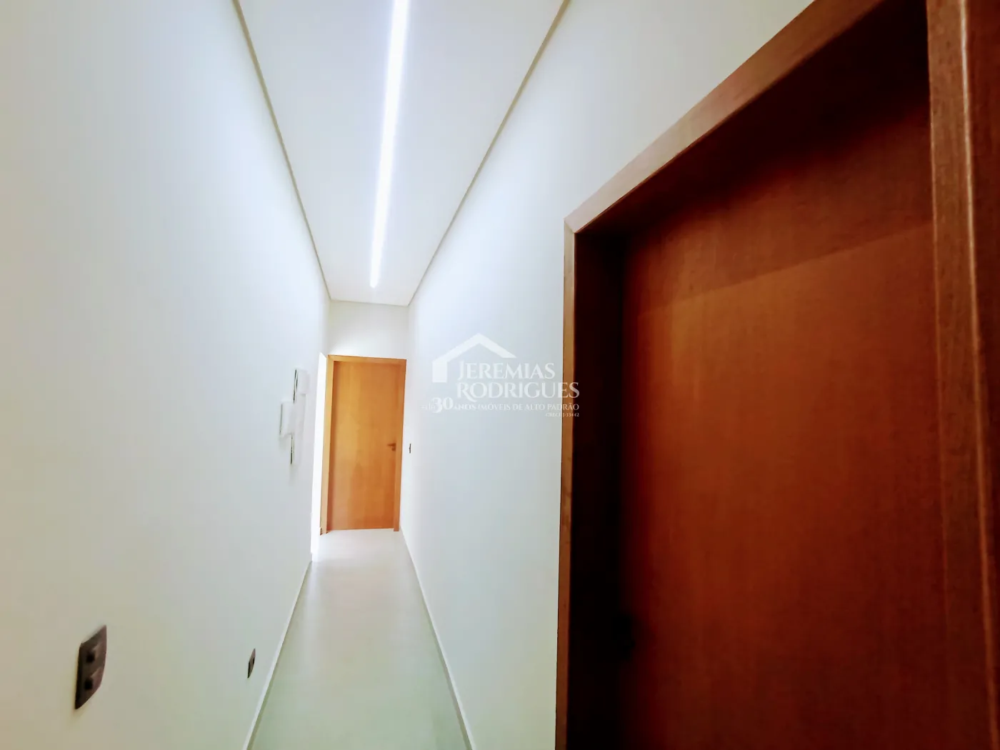 Casa à venda com 3 suítes no Condomínio Quinta das Palmeiras em Taubaté/SP.