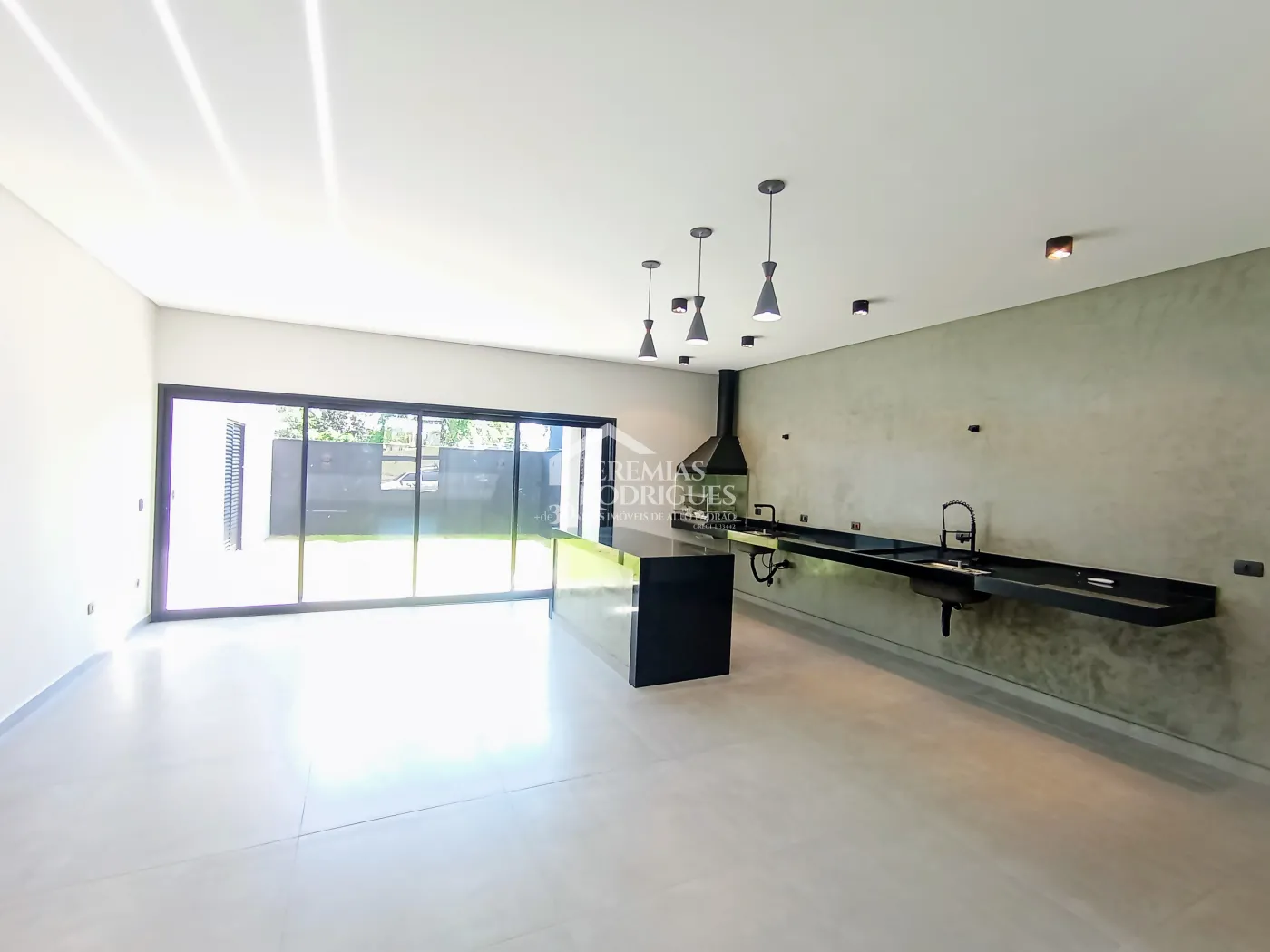 Casa à venda com 3 suítes no Condomínio Quinta das Palmeiras em Taubaté/SP.