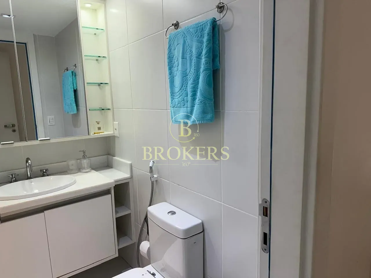 Apartamento a venda. Ipanema na quadra da praia! 2 quartos (1 suíte), varanda com vista mar, vaga,