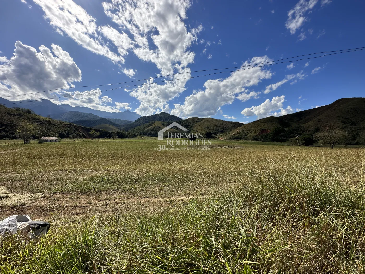 Fazenda para criação de gado de corte e plantação de milho, com mais de 612 hectares, em Cruzeiro-SP.