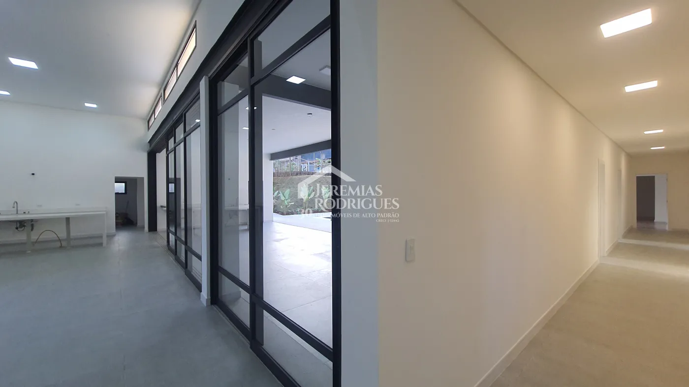 Casa à venda com 3 suítes no Condomínio Chácaras Cataguá em Taubaté/SP.