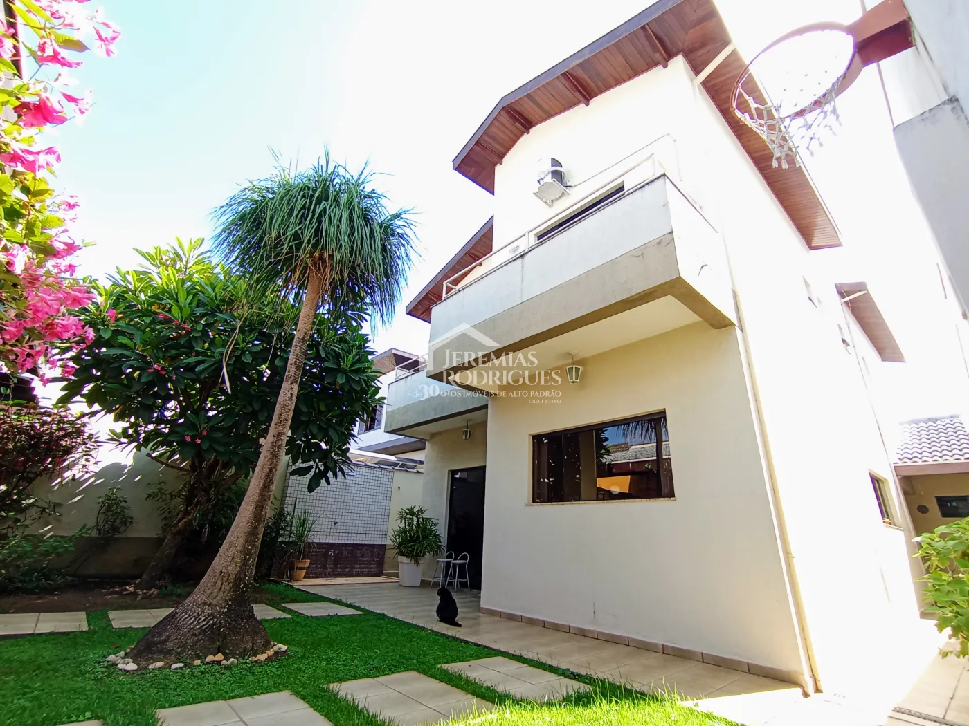 Casa assobradada à venda com 3 suítes no Condomínio Fortaleza em Taubaté/SP.