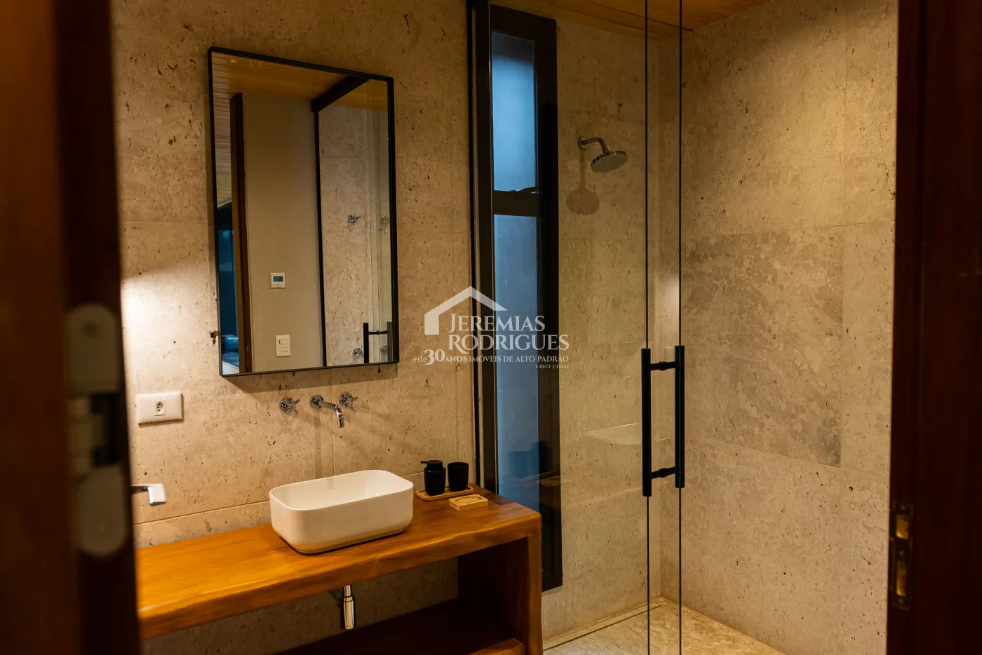 Casa com 5 quartos, 560 m²- Colinas Capivari - Campos do Jordão/SP