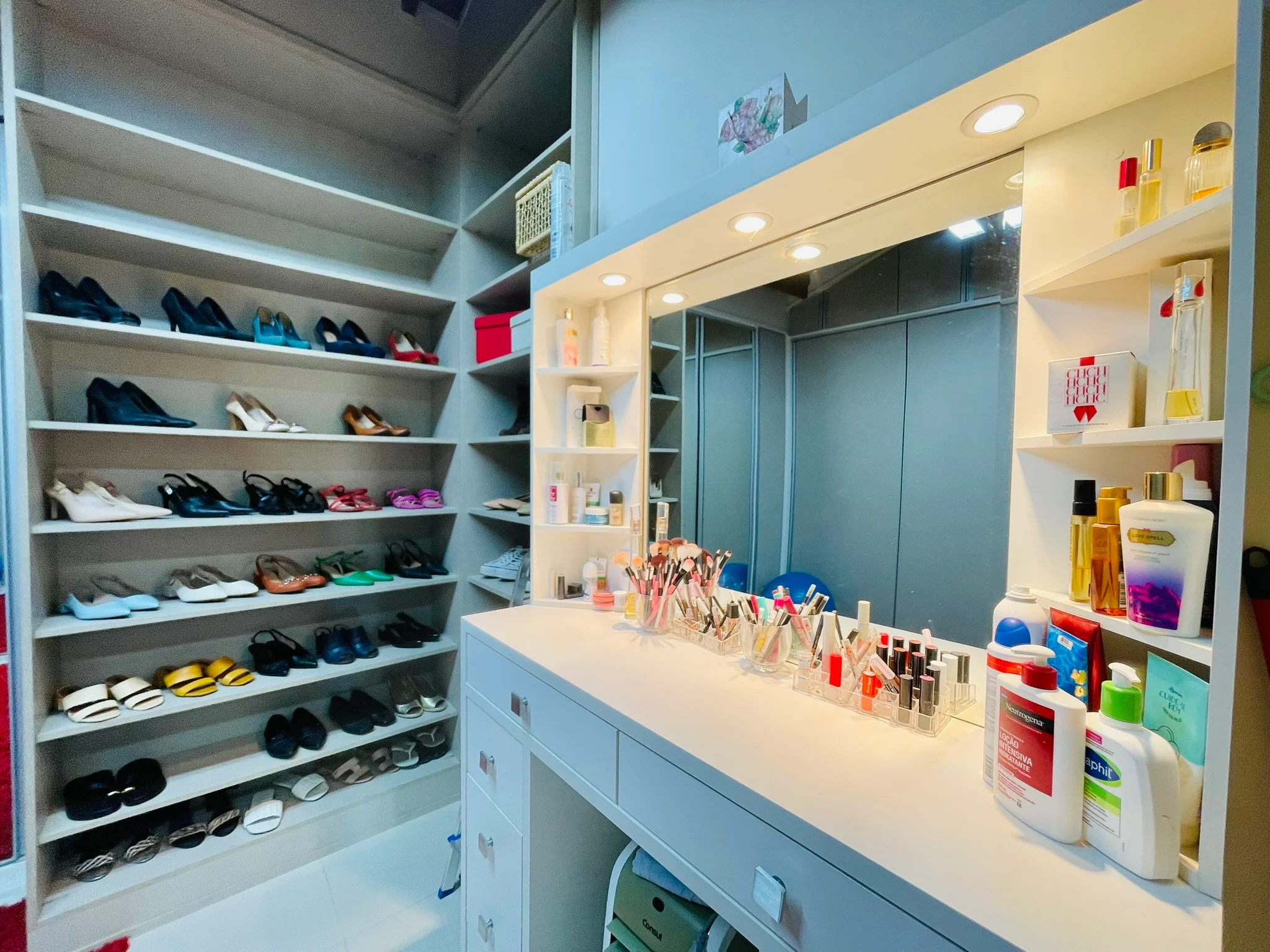 Casa à venda com 4 dormitórios no Condomínio Campos do Conde II em Tremembé/SP.