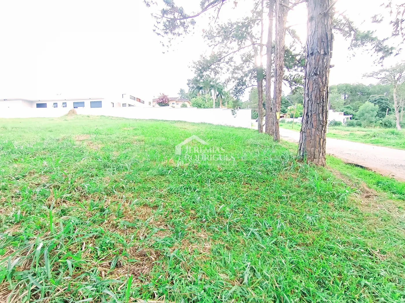 Terreno à venda com 2.293 m² no Condomínio Chácaras Cataguá em Taubaté/SP.