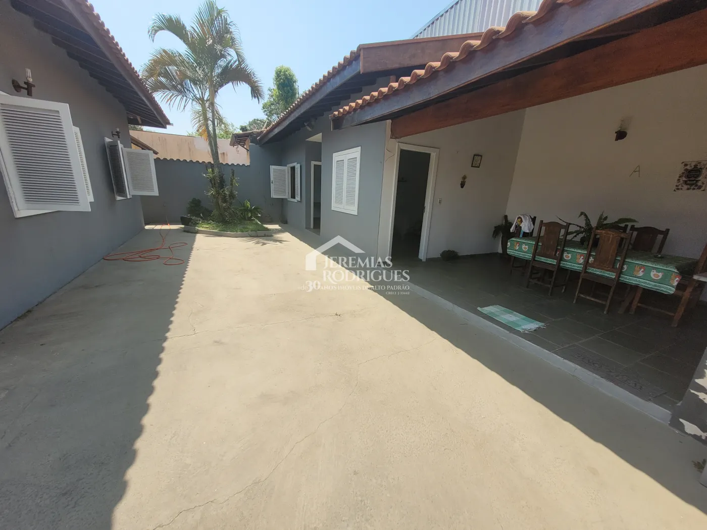 Casa para venda e locação com 3 dormitórios no Parque São Domingos em Pindamonhangaba/SP.