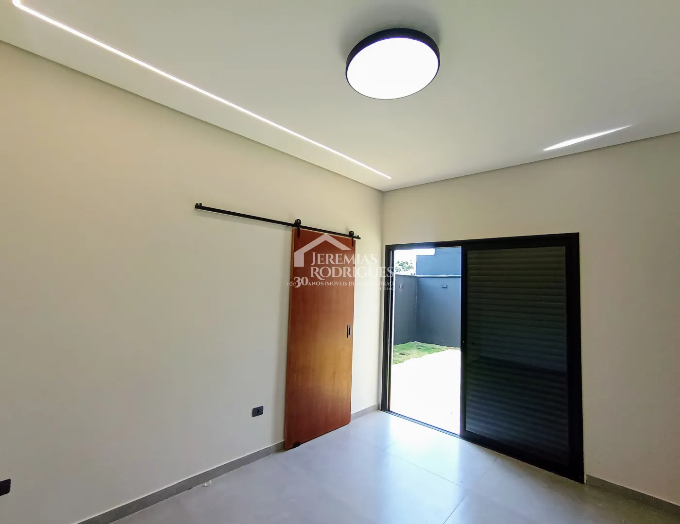 Casa à venda com 3 suítes no Condomínio Quinta das Palmeiras em Taubaté/SP.