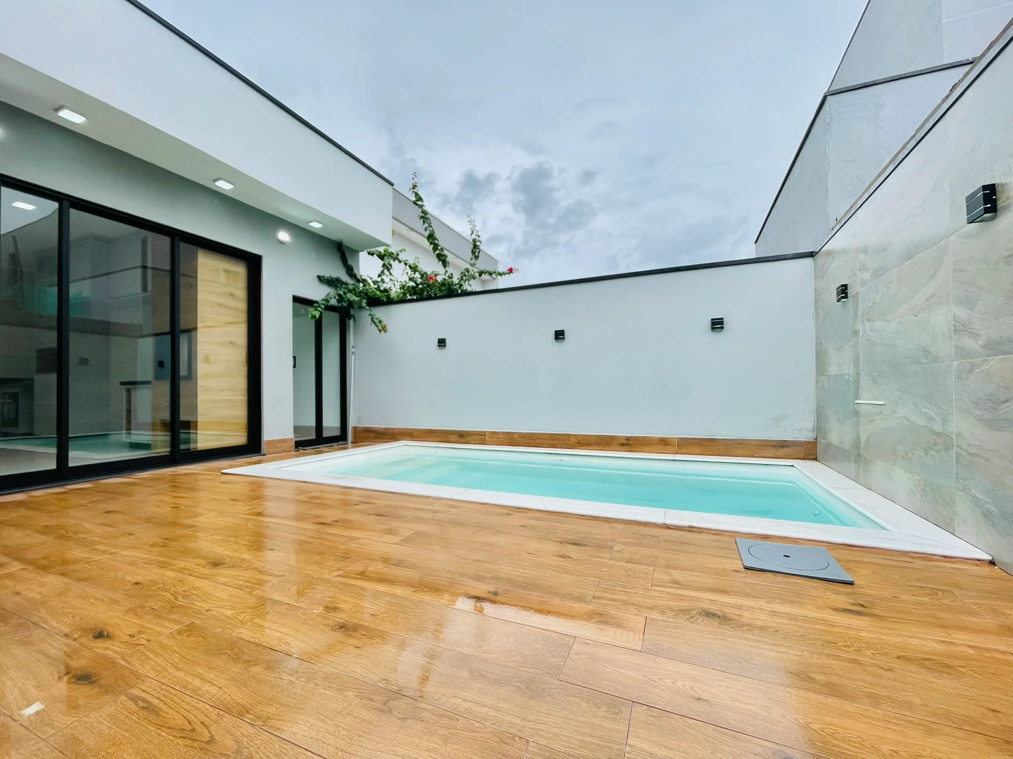 Casa à venda com 4 dormitórios no Condomínio Ouro Ville em Taubaté/SP. 