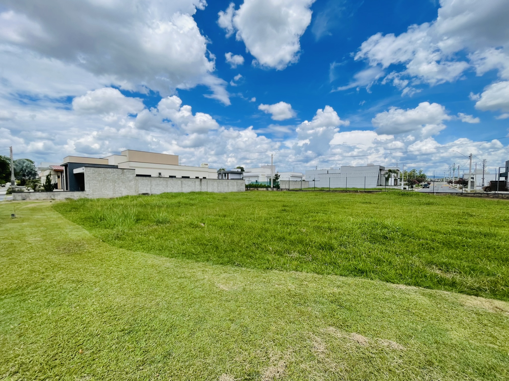 Terreno à venda com 420 m² no Condomínio Reserva Bonsucesso em Pindamonhangaba/SP. 