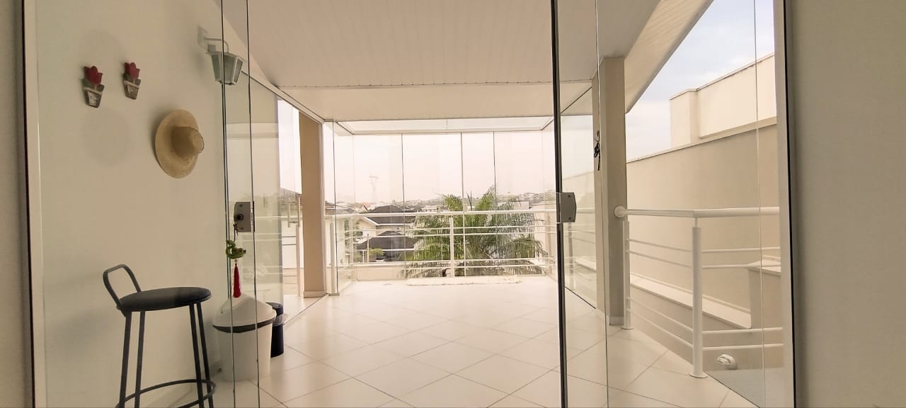 Casa à venda com 3 dormitórios no Condomínio Floradas da Serra em São José dos Campos/SP.