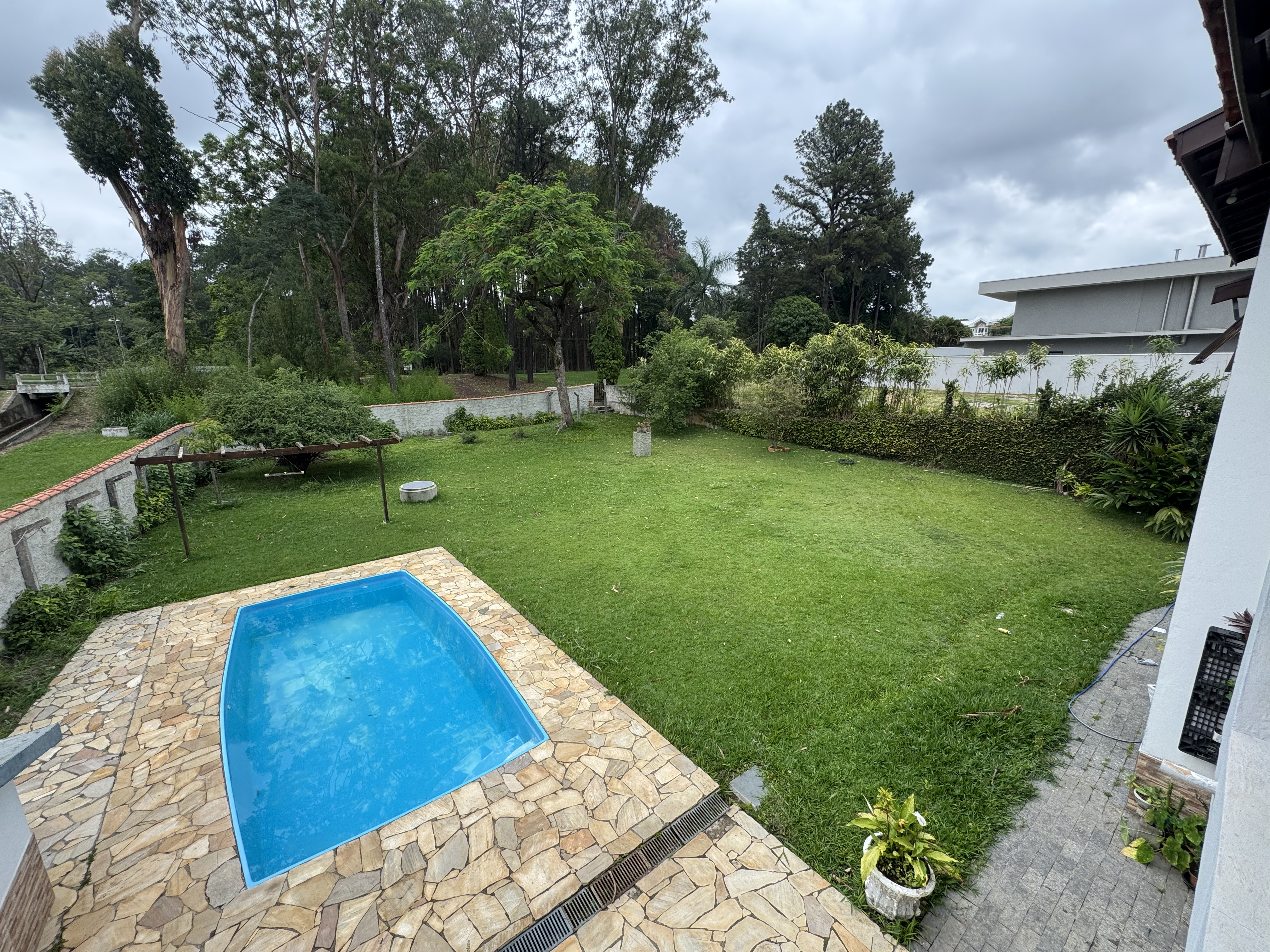 Casa à venda com 3 dormitórios no Condomínio Village Paineiras em Pindamonhangaba/SP.