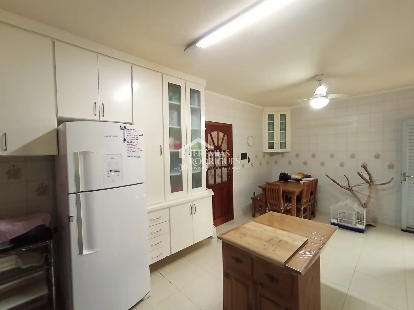Casa para venda e locação com 3 suítes no bairro Parque das Flores em Taubaté/SP.