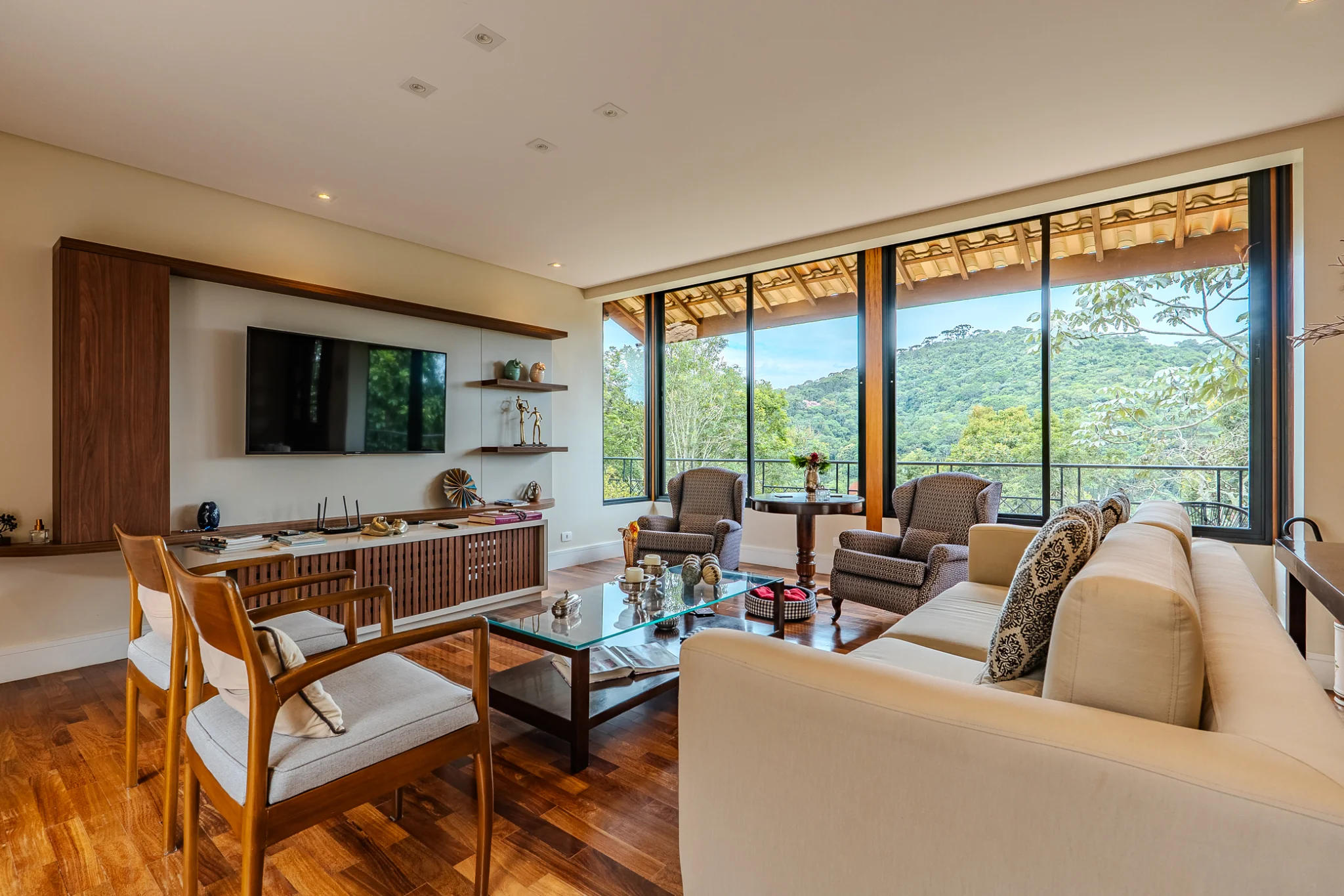 Casa à venda com 4 suítes no Residencial Santo Antônio em Santo Antônio do Pinhal/SP.