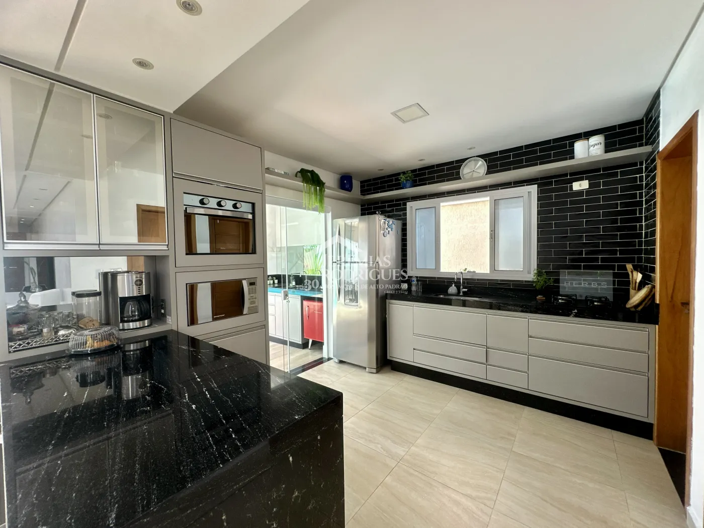 Casa para venda e locação com 3 dormitórios no Condomínio Tecoara em Taubaté/SP.