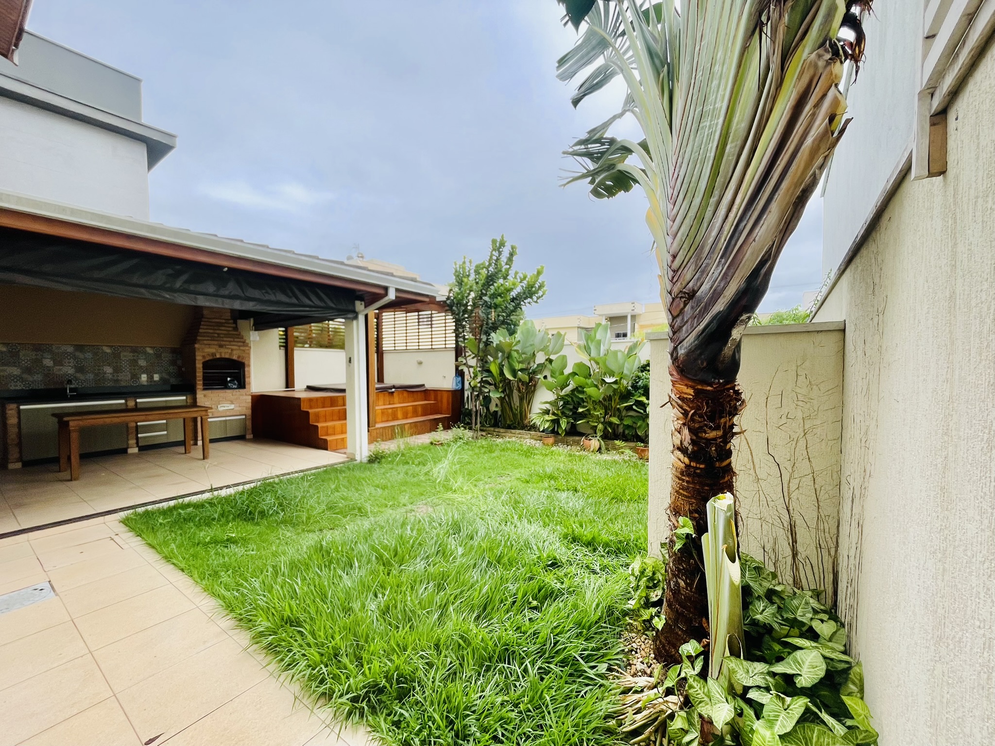 Casa para locação com 4 dormitórios no Condomínio Campos do Conde II em Tremembé/SP.