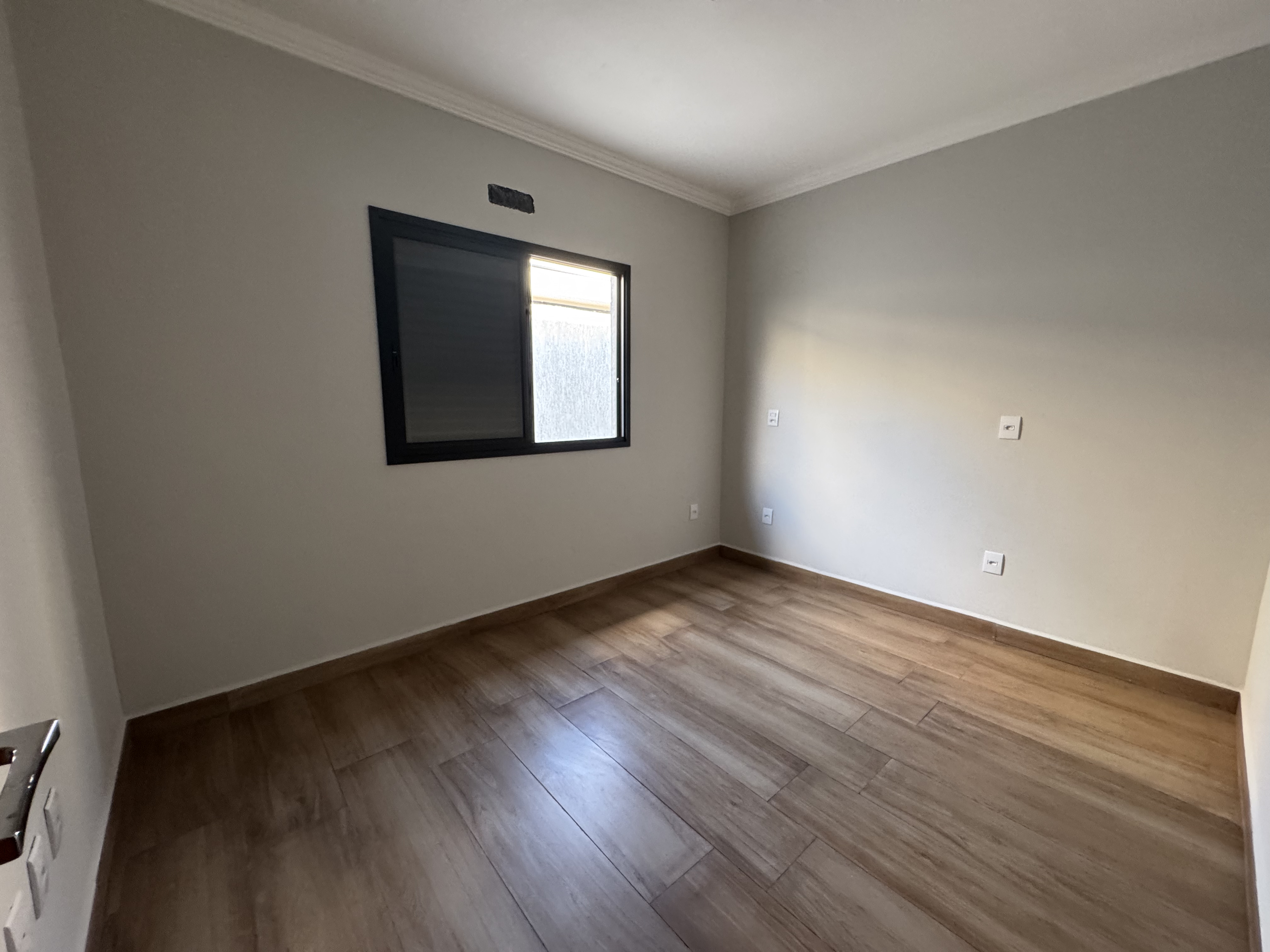 Casa à venda com 3 dormitórios no Condomínio Laguna em Pindamonhangaba/SP.