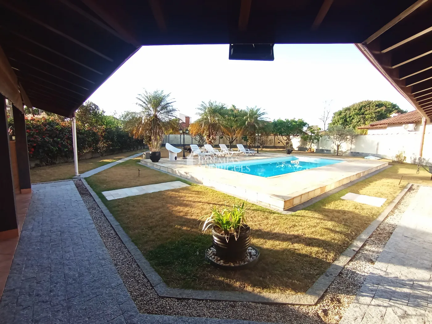 Casa à venda com 4 dormitórios no Condomínio Village Paineiras em Pindamonhangaba/SP.