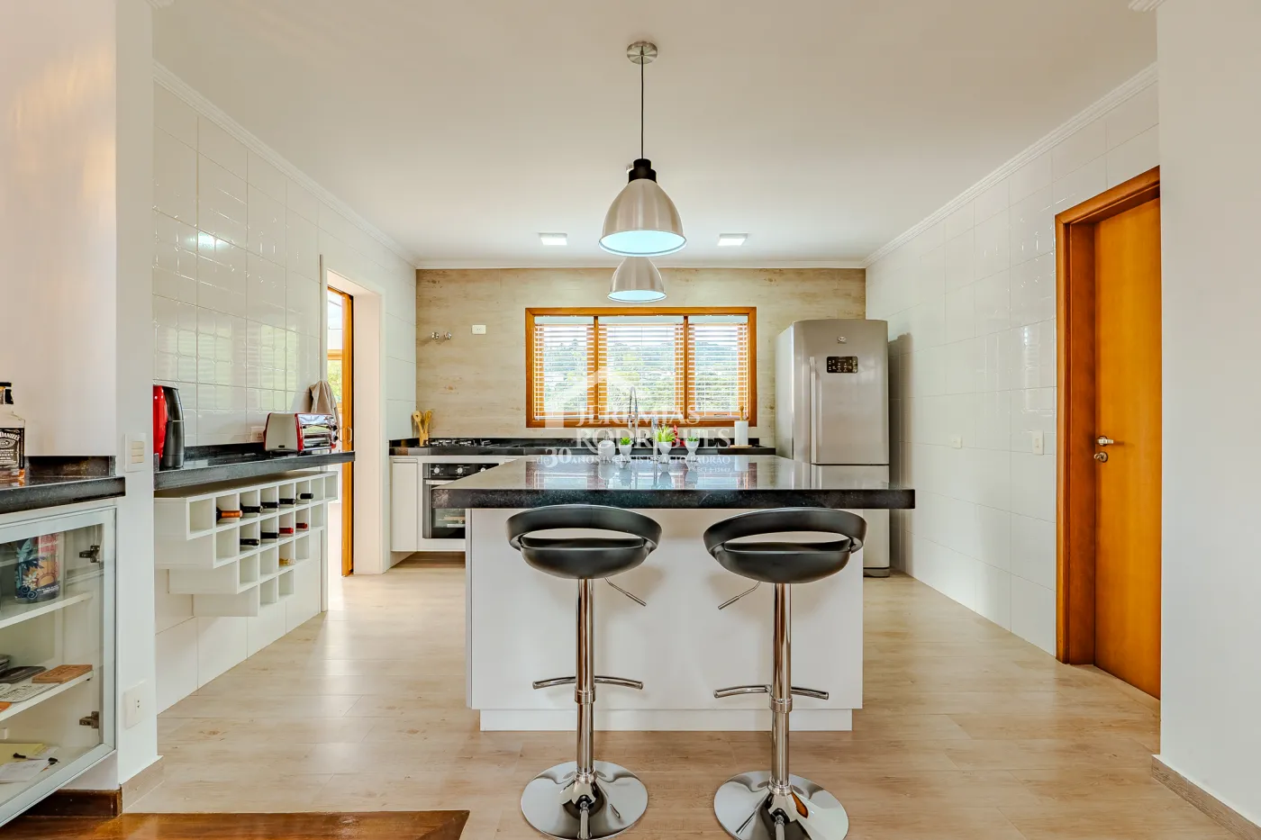 Casa assobradada à venda com 3 dormitórios no Condomínio Aldeia Austríaca em Campos do Jordão/SP.