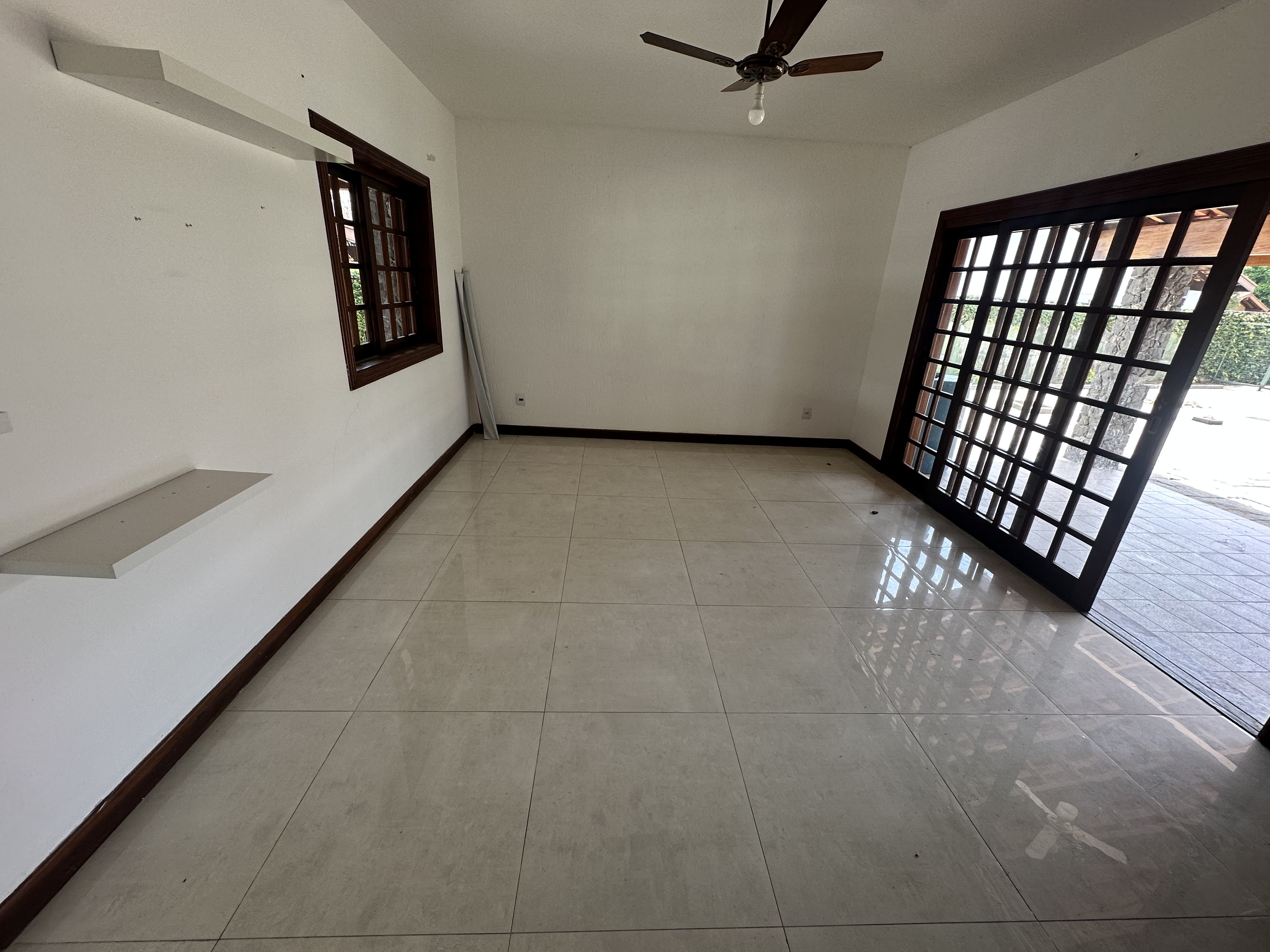 Casa para venda e locação com 6 dormitórios no Condomínio Village Paineiras em Pindamonhangaba/SP.