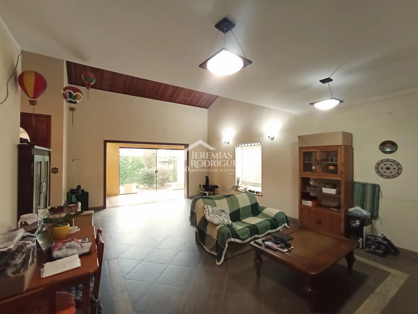 Casa para venda e locação com 3 suítes no bairro Parque das Flores em Taubaté/SP.