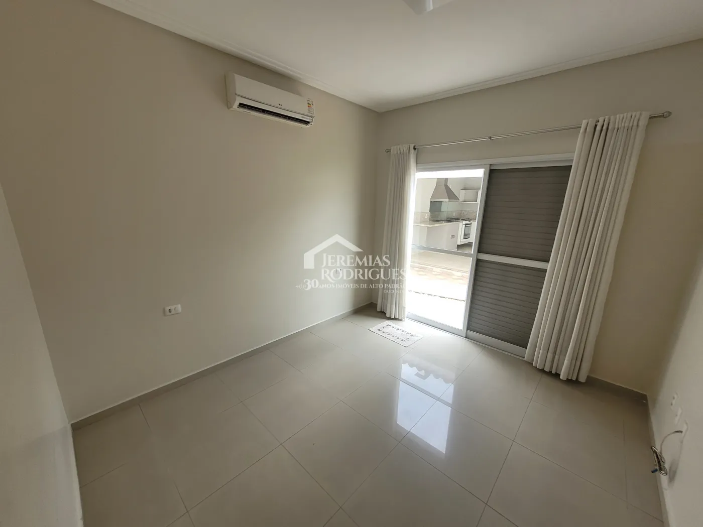 Casa para venda e locação com 3 dormitórios no Condomínio Campos do Conde I em Tremembé/SP