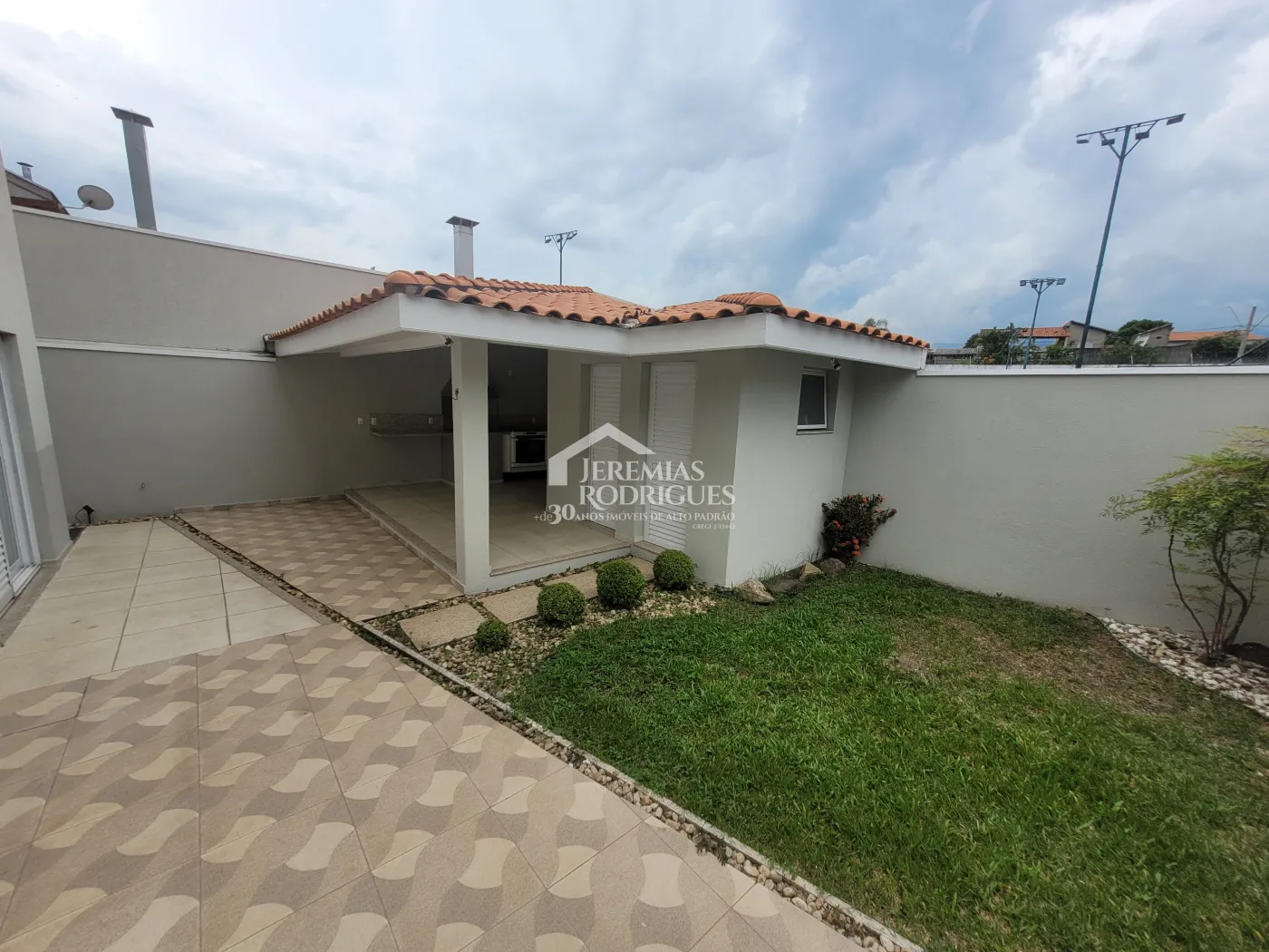 Casa para venda e locação com 3 dormitórios no Condomínio Campos do Conde I em Tremembé/SP