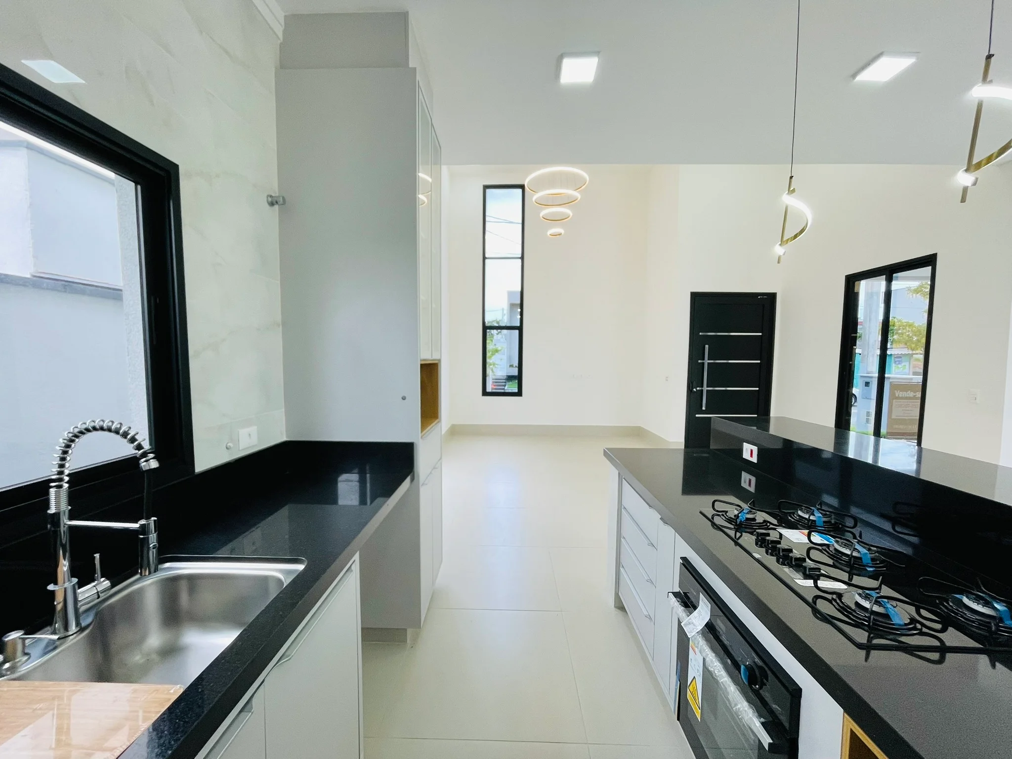 Casa à venda com 4 dormitórios no Condomínio Ouro Ville em Taubaté/SP.