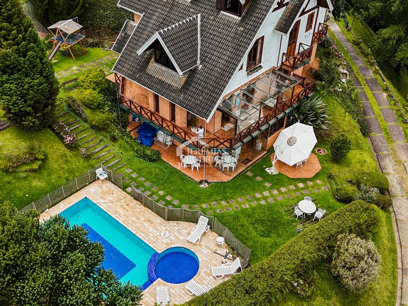 Casa à venda com 5 dormitórios no Condomínio Residencial Gran Ville em Campos do Jordão/SP.