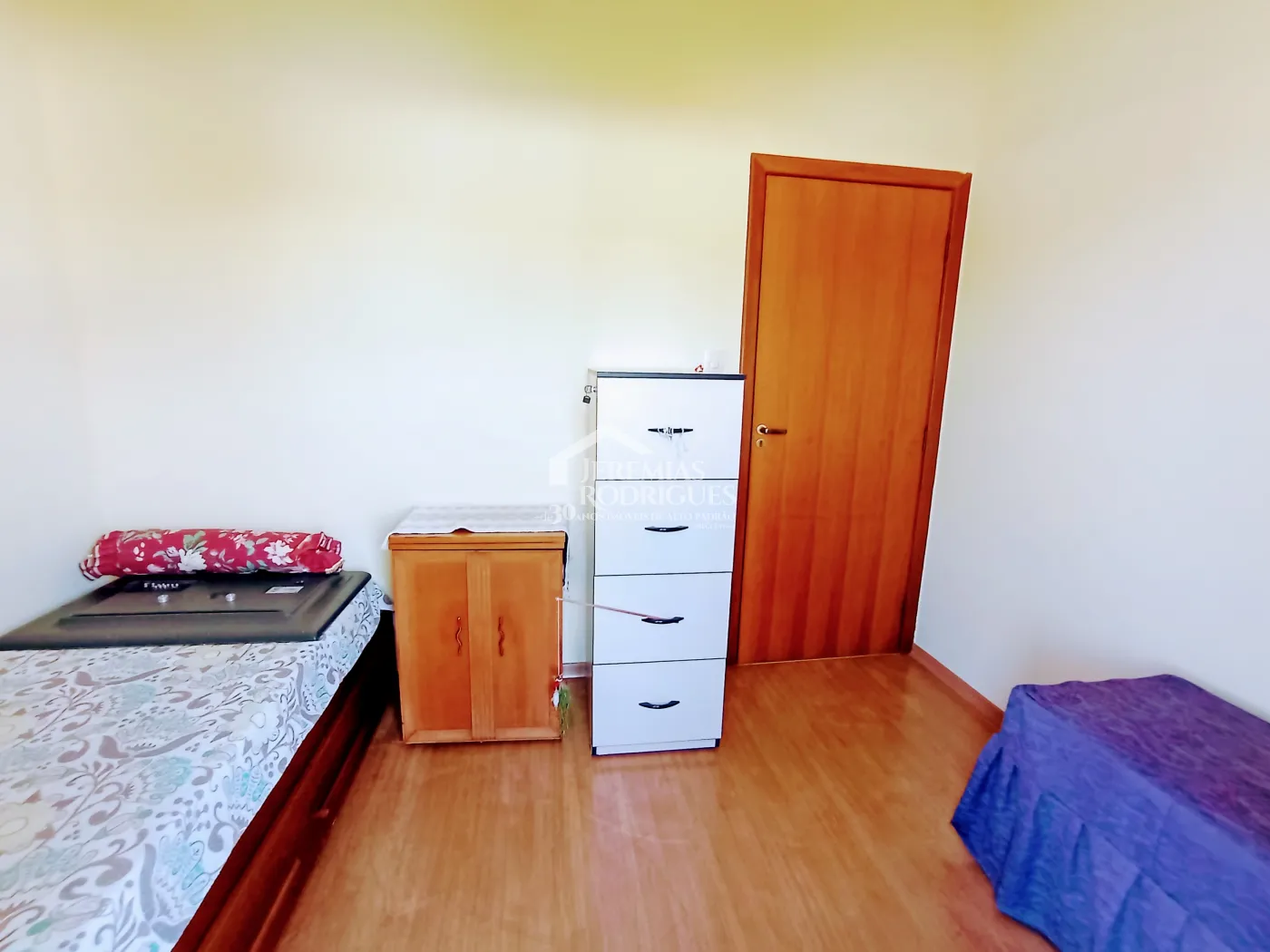 Casa assobradada à venda com 3 suítes no Condomínio Fortaleza em Taubaté/SP.