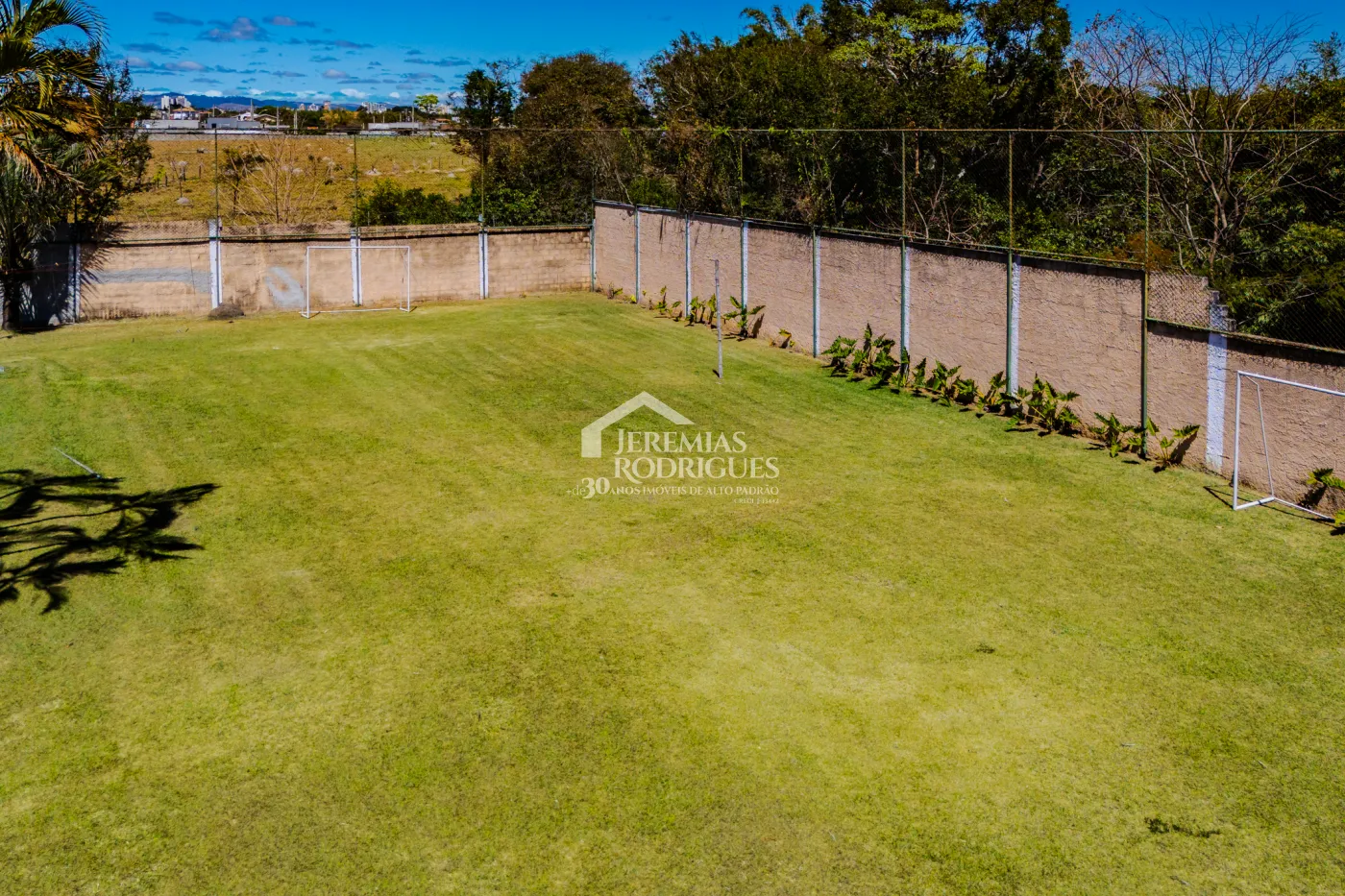 A Imobiliária Jeremias Rodrigues Imóveis de Alto Padrão disponibiliza para venda essa casa no Condomínio Morada do Visconde em Tremembé/SP.