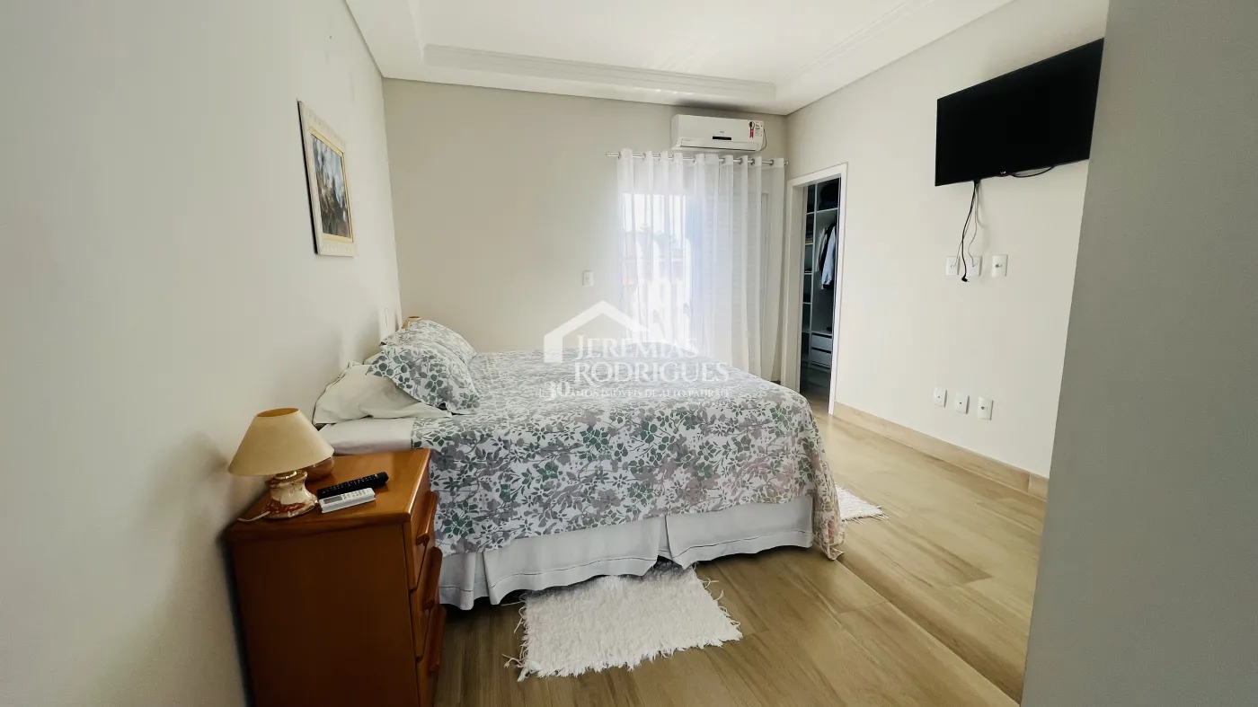 Casa à venda com 3 dormitórios no bairro Lessa em Pindamonhangaba/SP. 