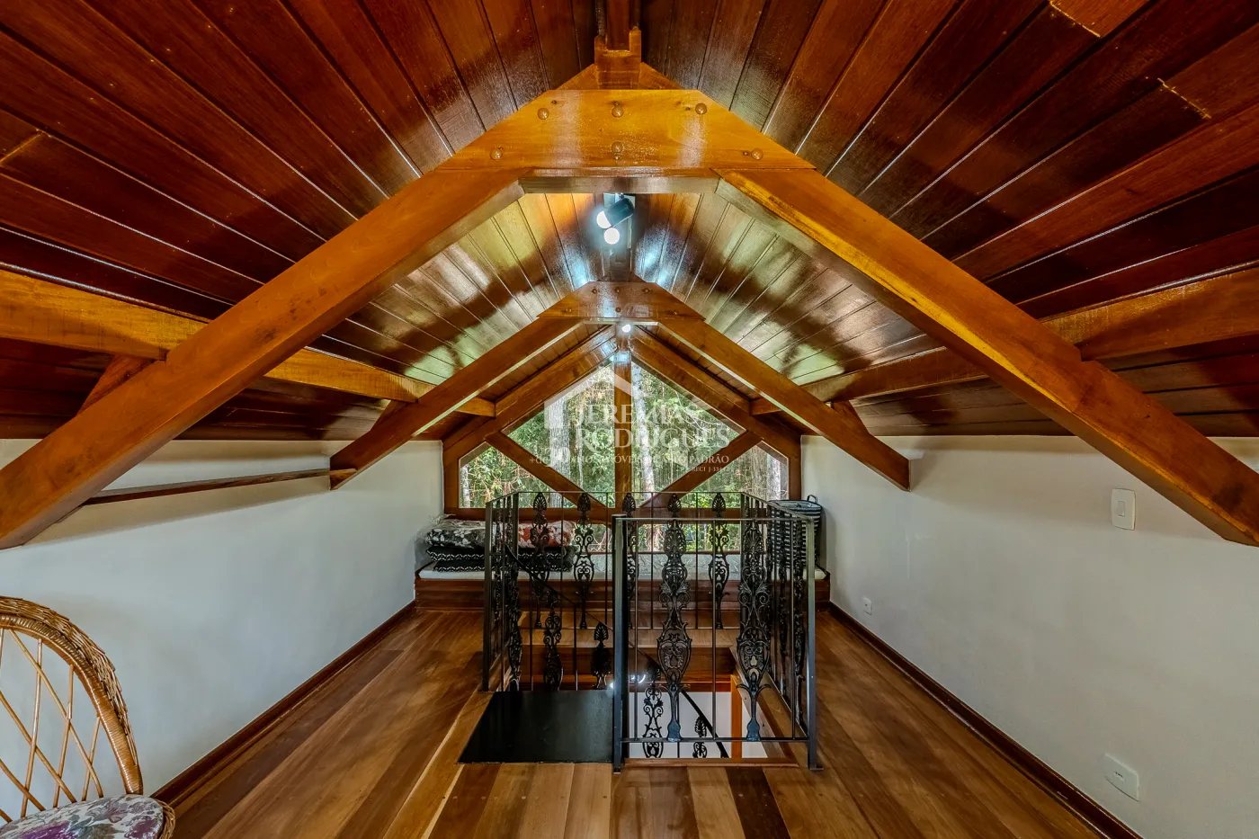 Casa à venda com 3 suítes no Condomínio Reserva Figueiredo em Campos do Jordão/SP.