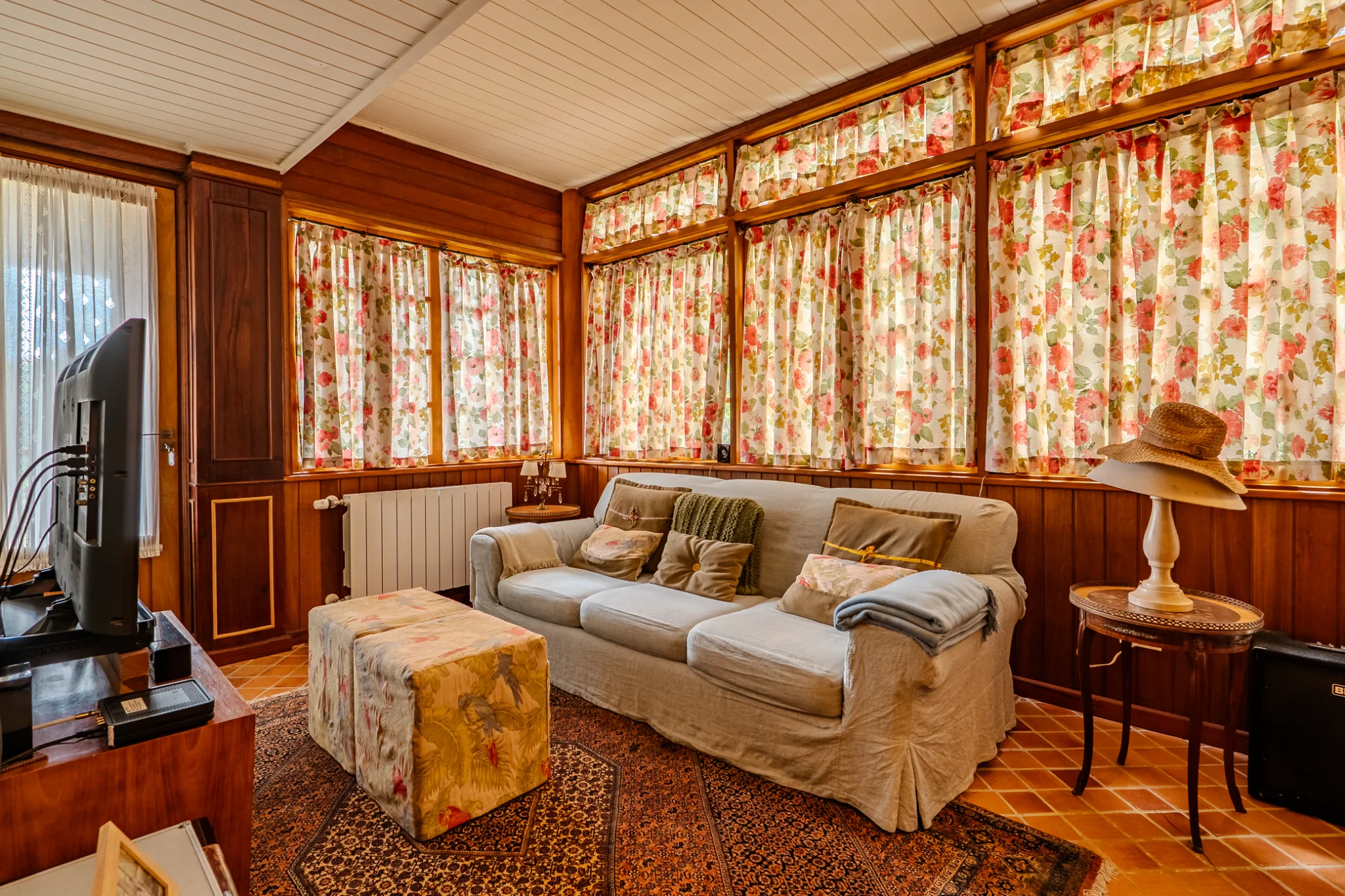 Casa estilo Toscana à venda com 4 suítes no Condomínio Vila Simonsen em Campos do Jordão/SP. 