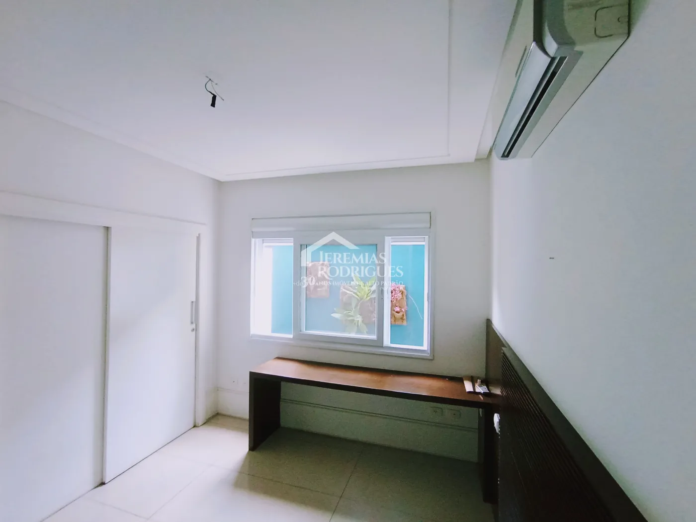 Casa para venda e locação com 4 suítes no Condomínio Taubaté Village em Taubaté/SP.