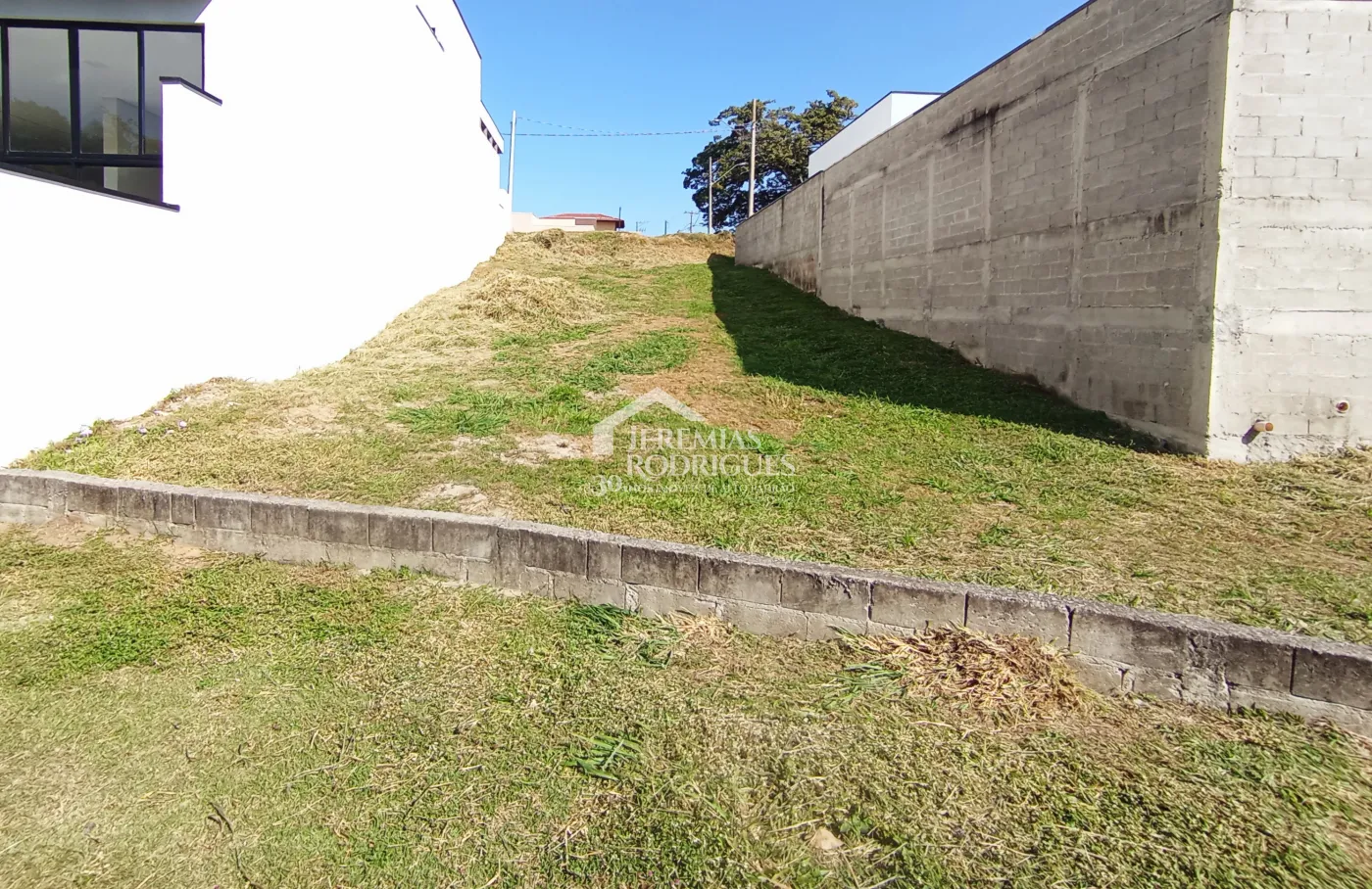 Terreno à venda com 332 m² no Condomínio Parque das Araucárias, em Tremembé/SP.