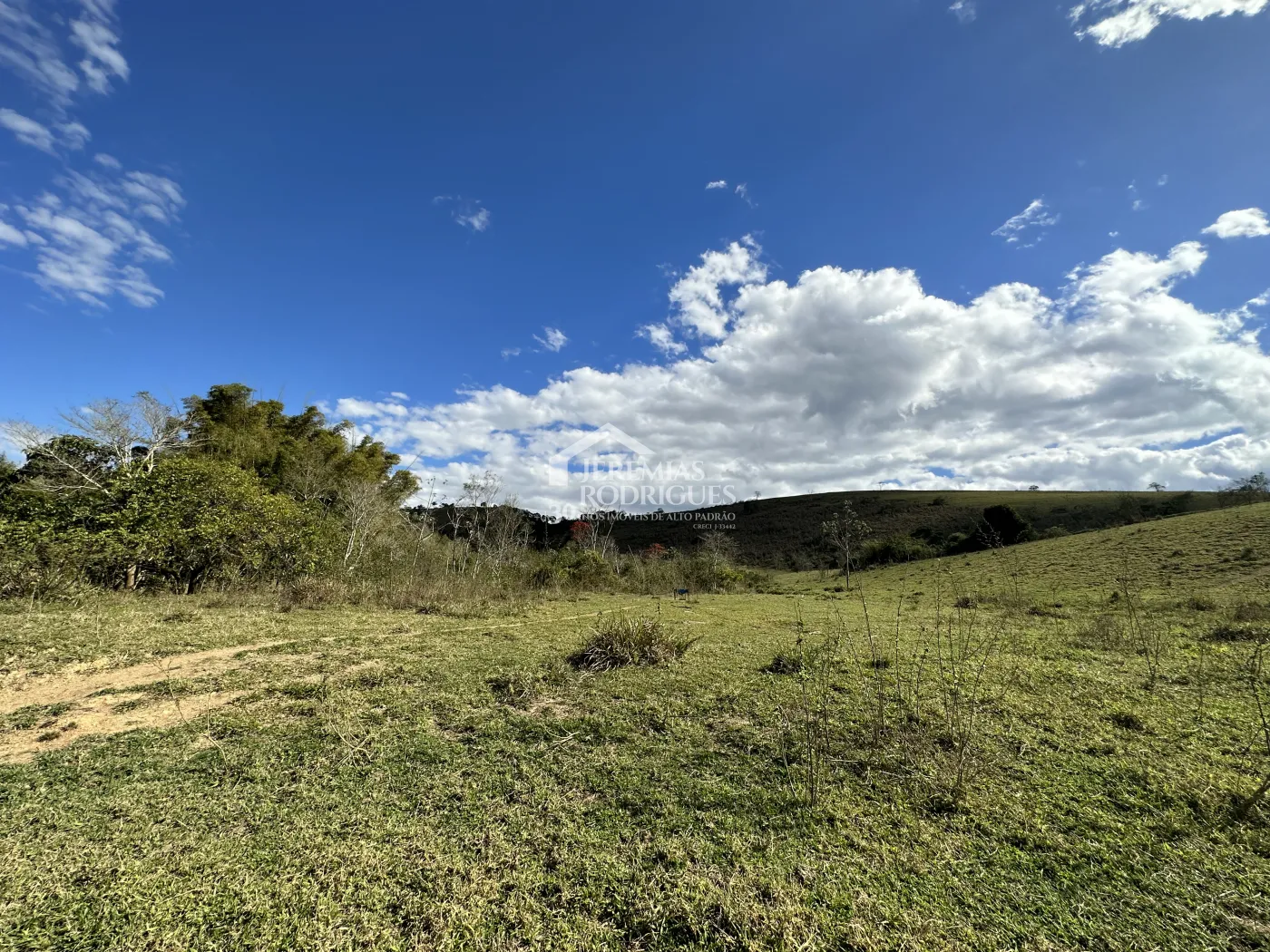 Fazenda para criação de gado de corte e plantação de milho, com mais de 612 hectares, em Cruzeiro-SP.