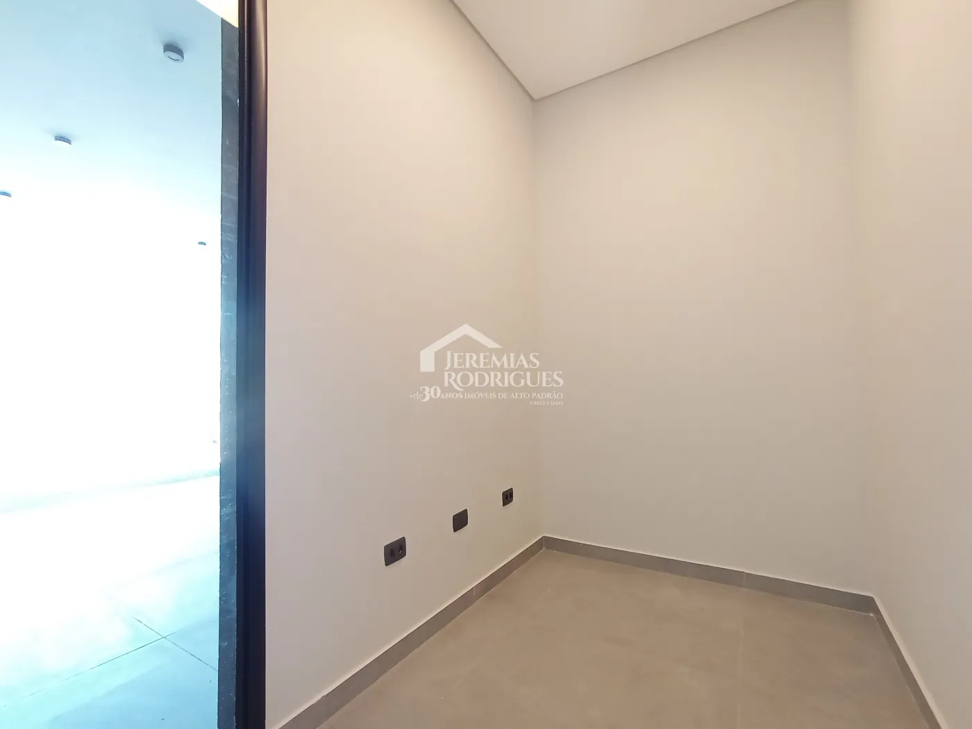 Casa à venda com 3 suítes no Condomínio Quinta das Palmeiras em Taubaté/SP.