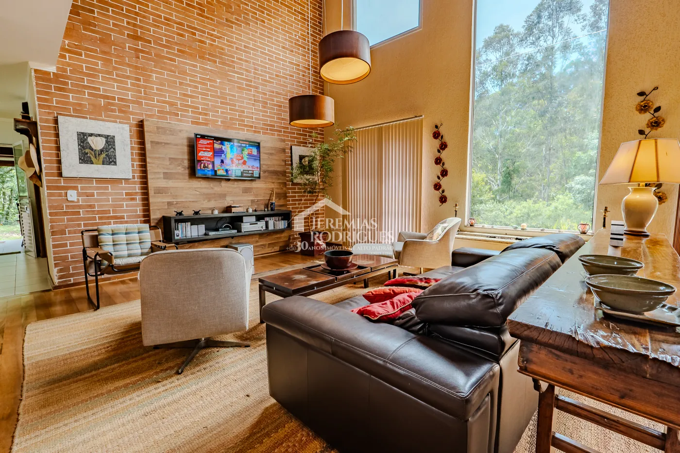 Casa assobradada à venda com 3 dormitórios no Condomínio Parque da Mantiqueira em Santo Antônio do Pinhal/SP.