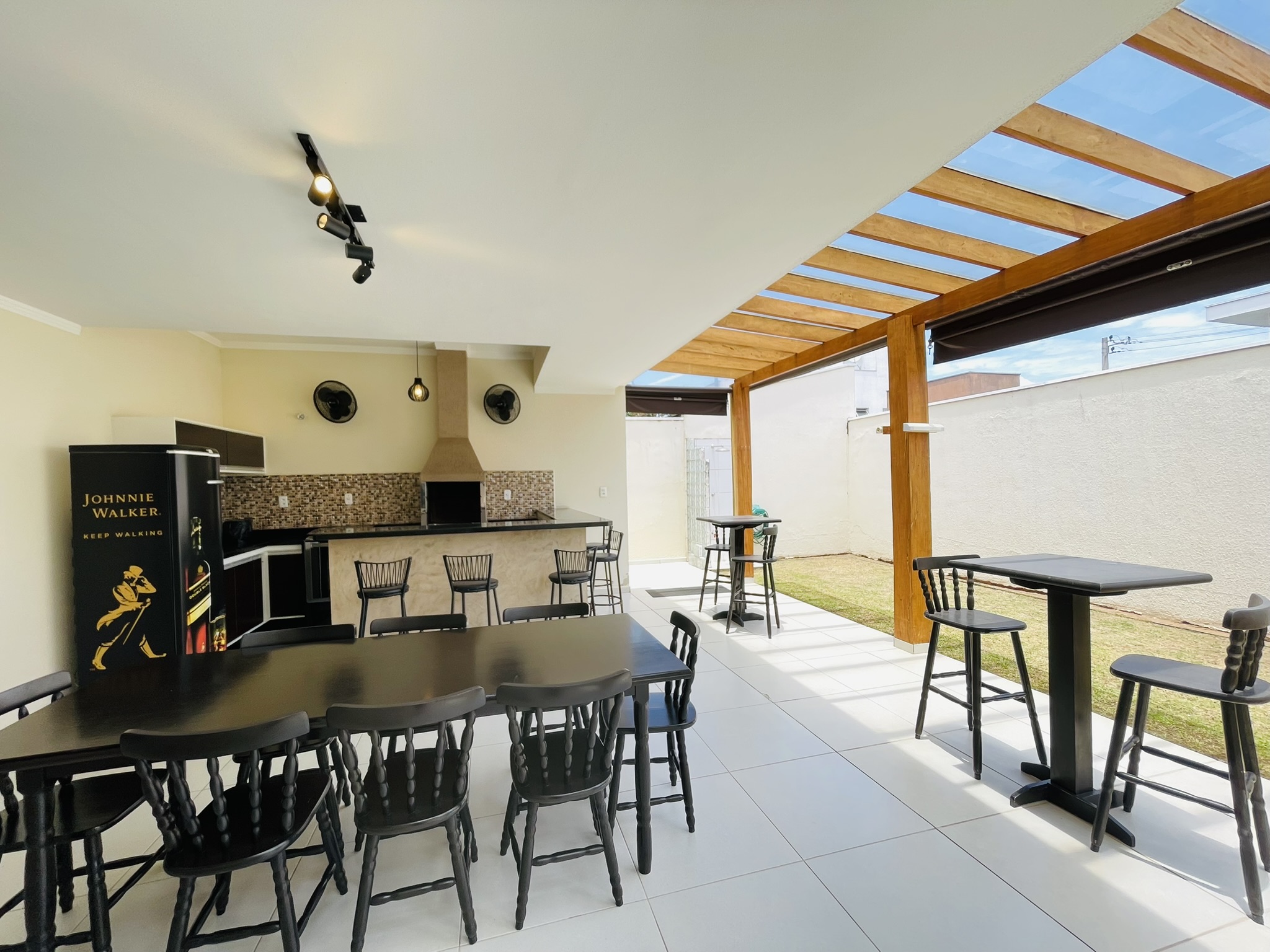 Casa à venda com 3 dormitórios no Condomínio Moema Ville em Pindamonhangaba/SP.