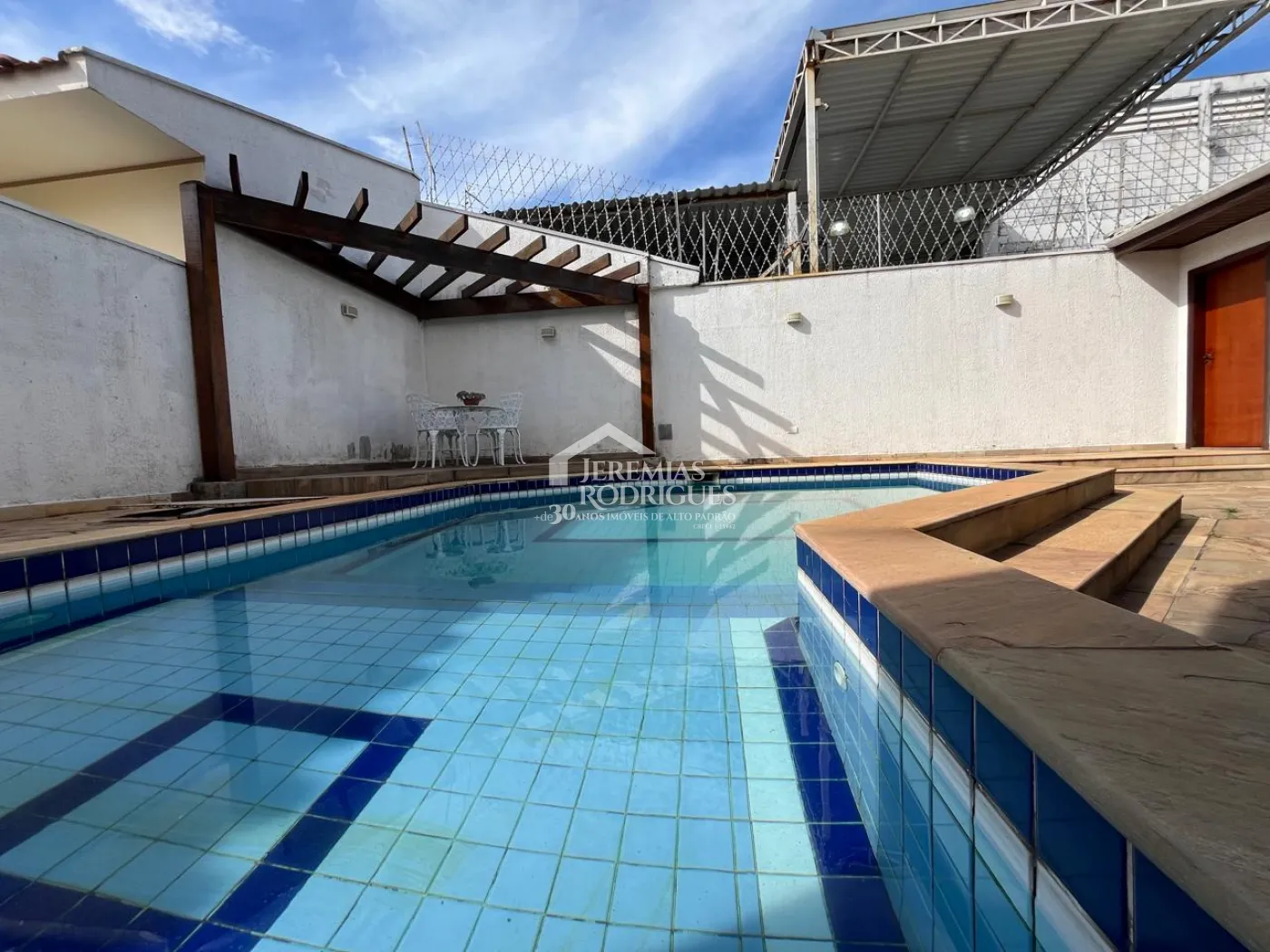 Casa à venda com 4 suítes no Condomínio Taubaté Village em Taubaté/SP.