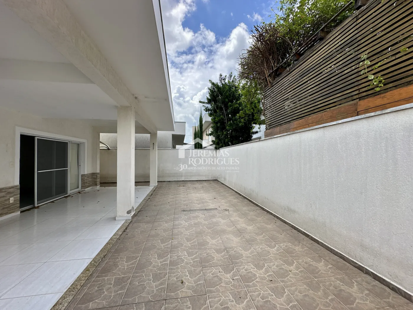 Casa para venda e locação com 4 suítes no Condomínio Campos do Conde II em Tremembé/SP