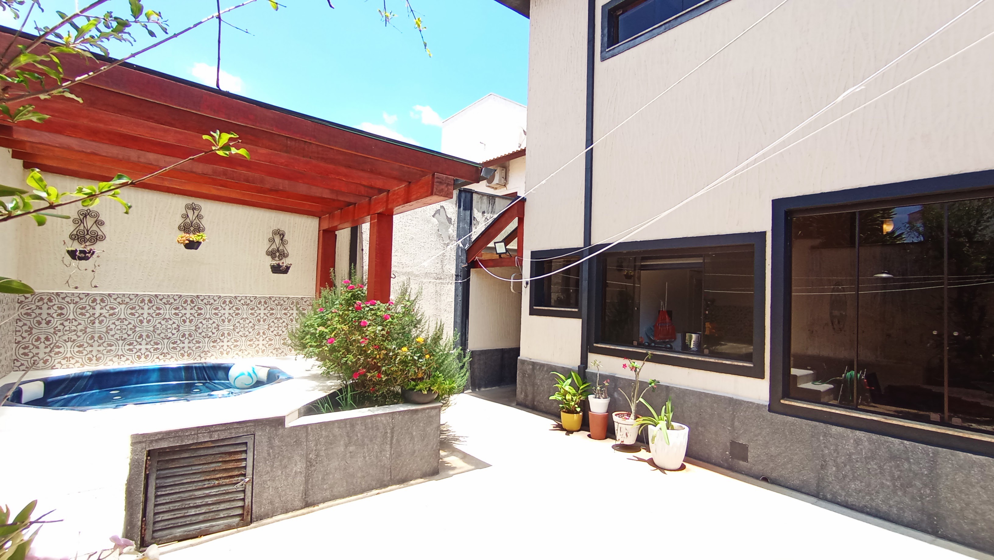 Casa à venda com 4 dormitórios no Condomínio Taubaté Village em Taubaté/SP.