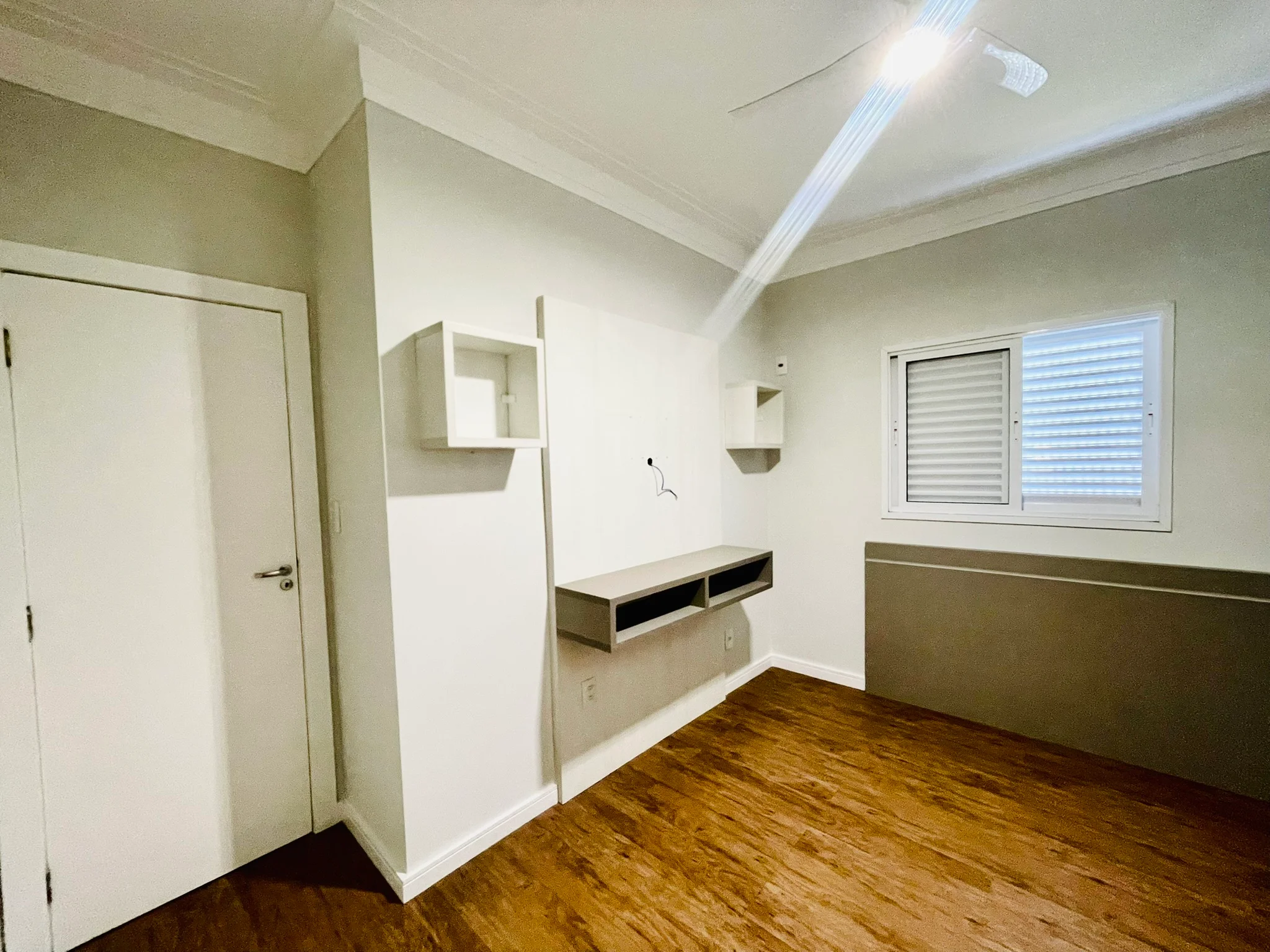 Cobertura duplex com 3 dormitórios no Condomínio Monte Castelo em  Taubaté/SP. 