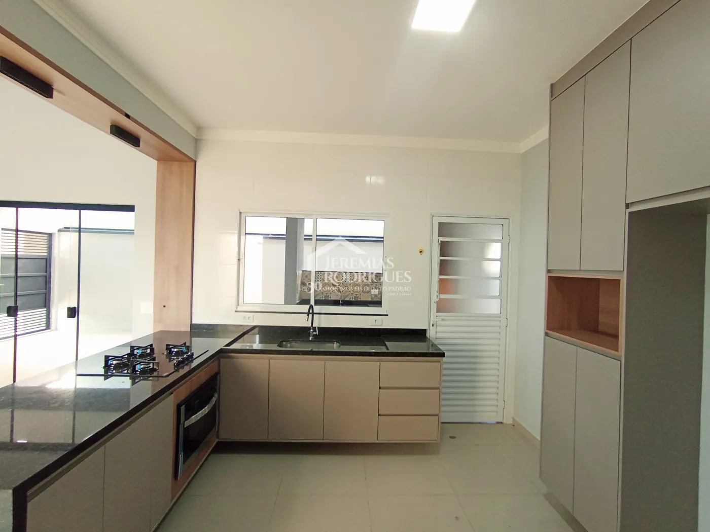 Casa à venda com 3 dormitórios no Condomínio Morada do Visconde em Tremembé/SP.