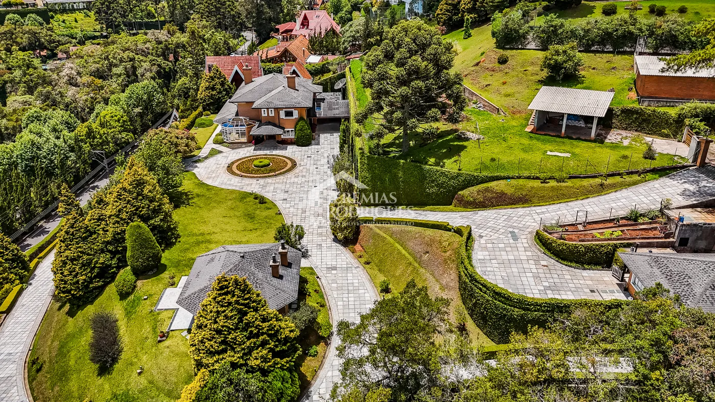 Casa com 4 suítes, 670 m² - Alto do Capivari - Campos do Jordão/SP.