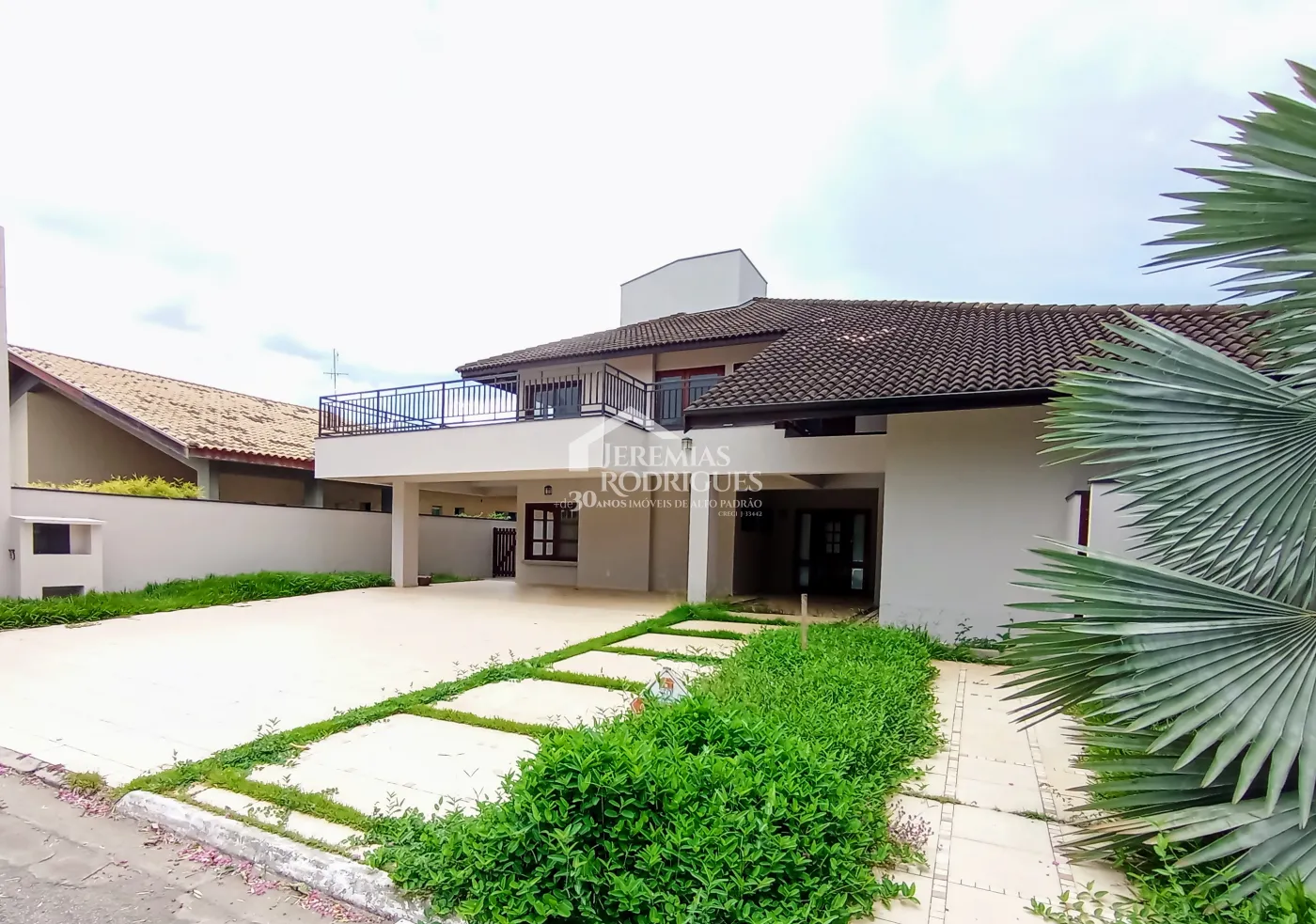 Casa à venda e locação com 4 suítes no Condomínio Colonial Village I em Pindamonhangaba/SP.