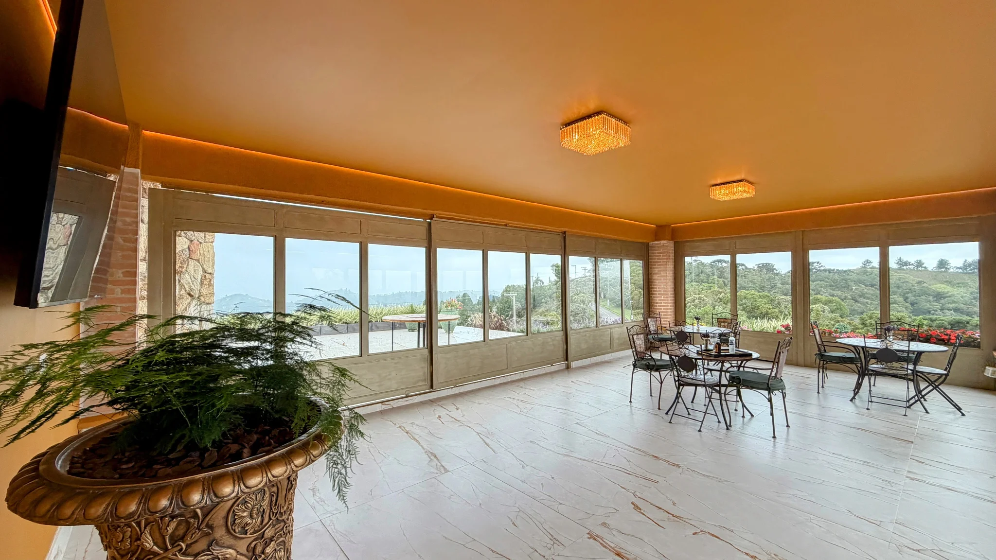 Casa à venda com 4 suítes no  Condomínio Iporanga em Campos do Jordão/SP. 